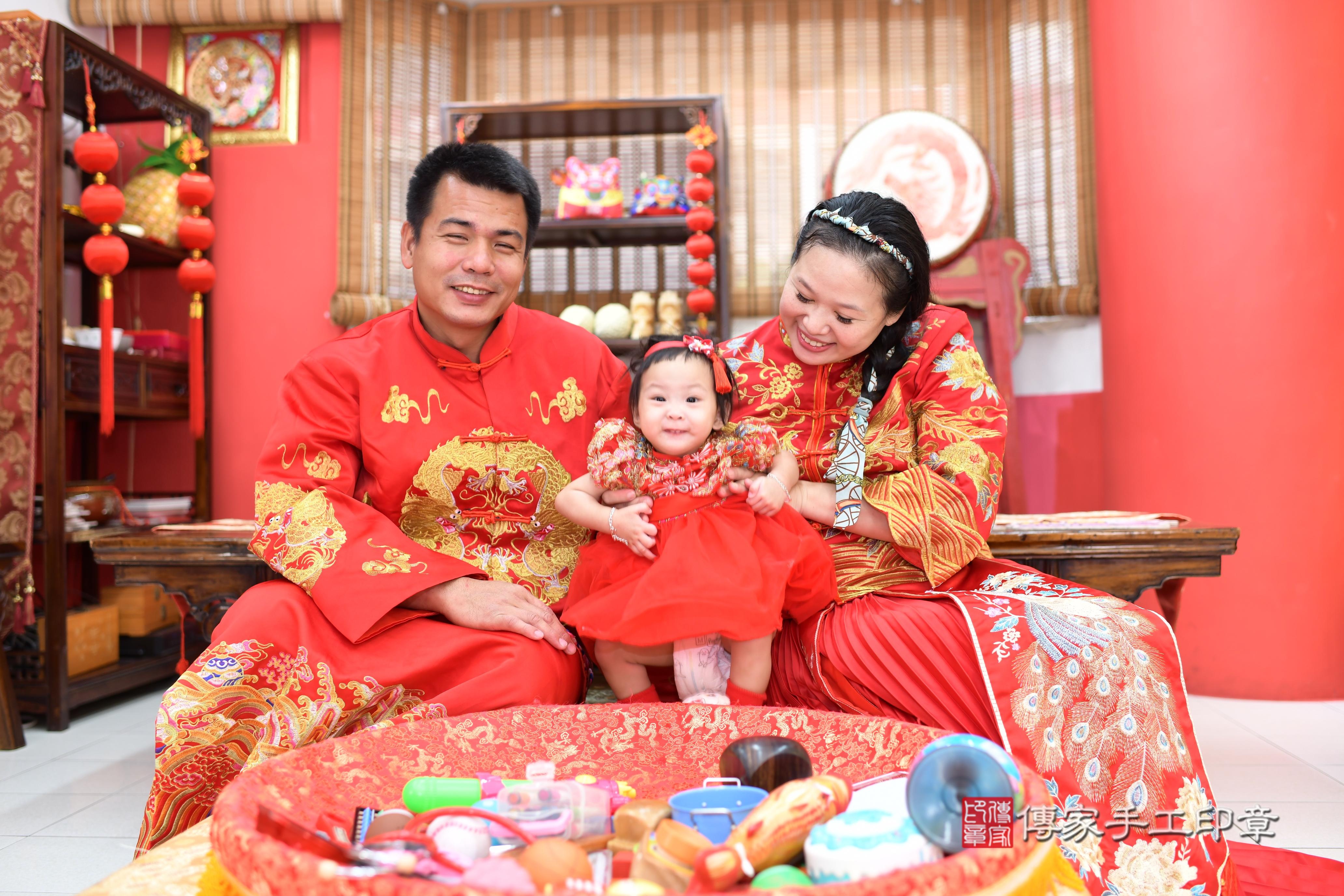 傳家手工印章高雄店、抓周、度脺、美式風會場、傳家嬰兒古禮、吉祥話、抓周道具物品24種、拍照。抓周證書。寶寶抓周、滿周歲、生日快樂、祝福