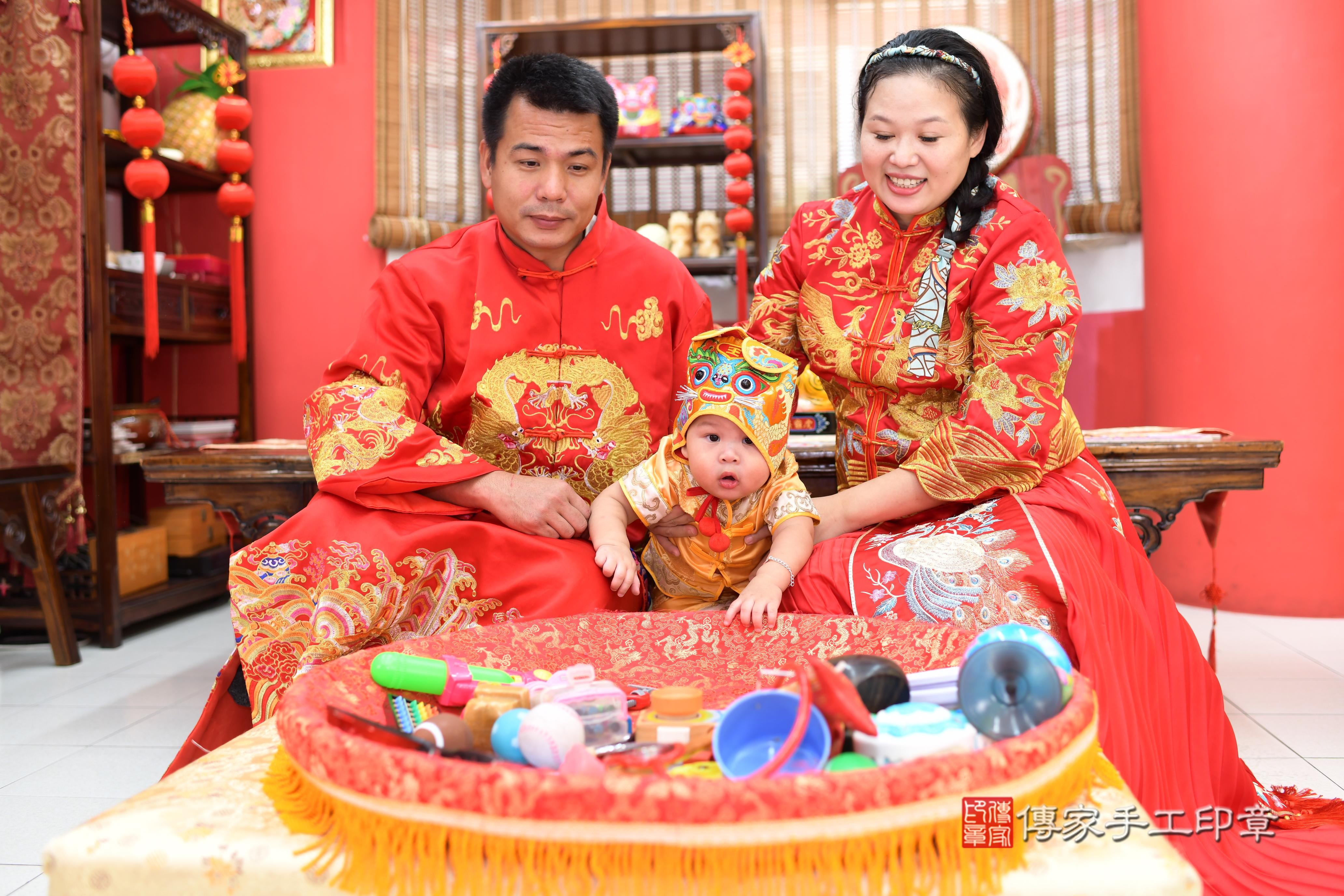 傳家手工印章高雄店、抓周、度脺、美式風會場、傳家嬰兒古禮、吉祥話、抓周道具物品24種、拍照。抓周證書。寶寶抓周、滿周歲、生日快樂、祝福