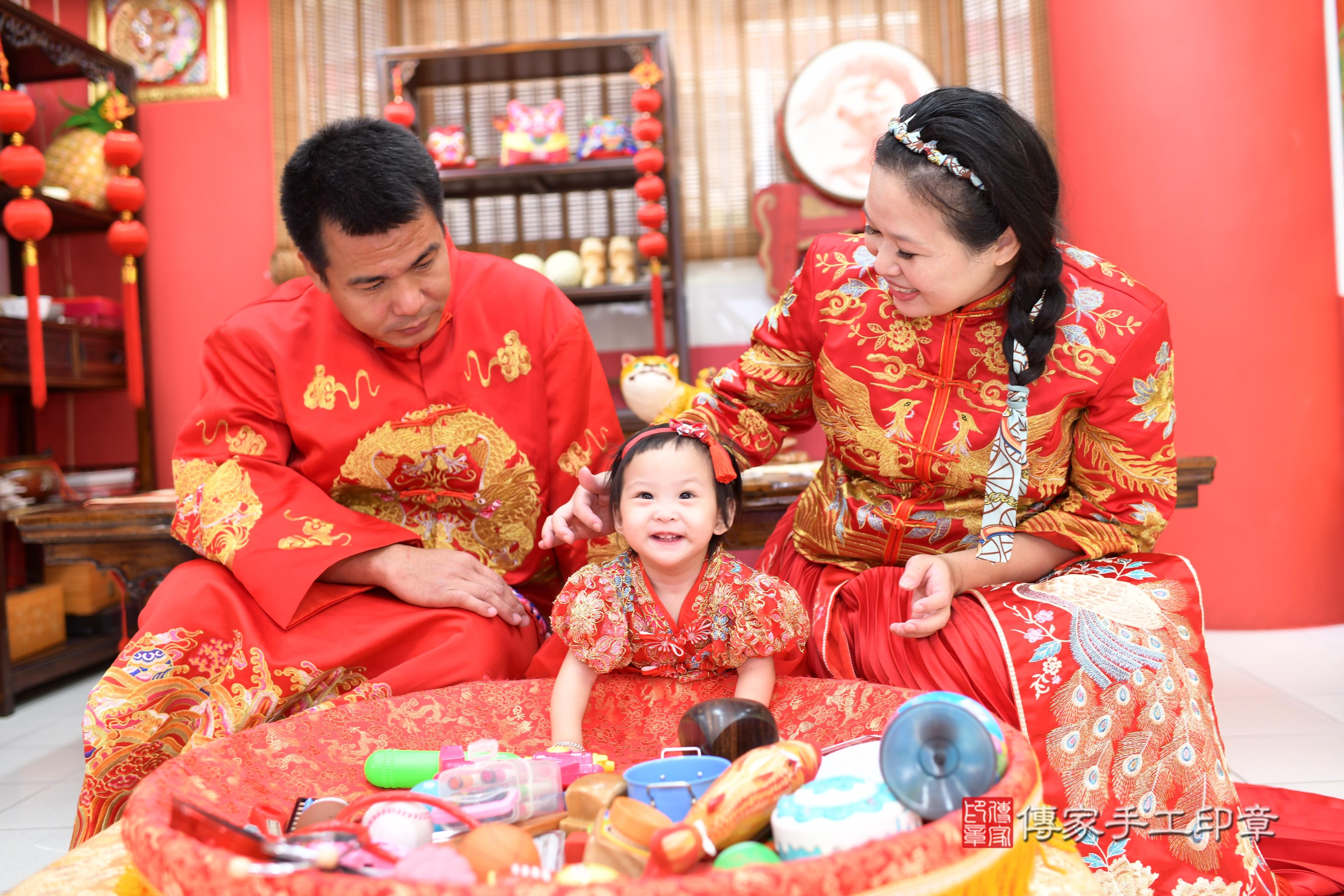 傳家手工印章高雄店、抓周、度脺、美式風會場、傳家嬰兒古禮、吉祥話、抓周道具物品24種、拍照。抓周證書。寶寶抓周、滿周歲、生日快樂、祝福