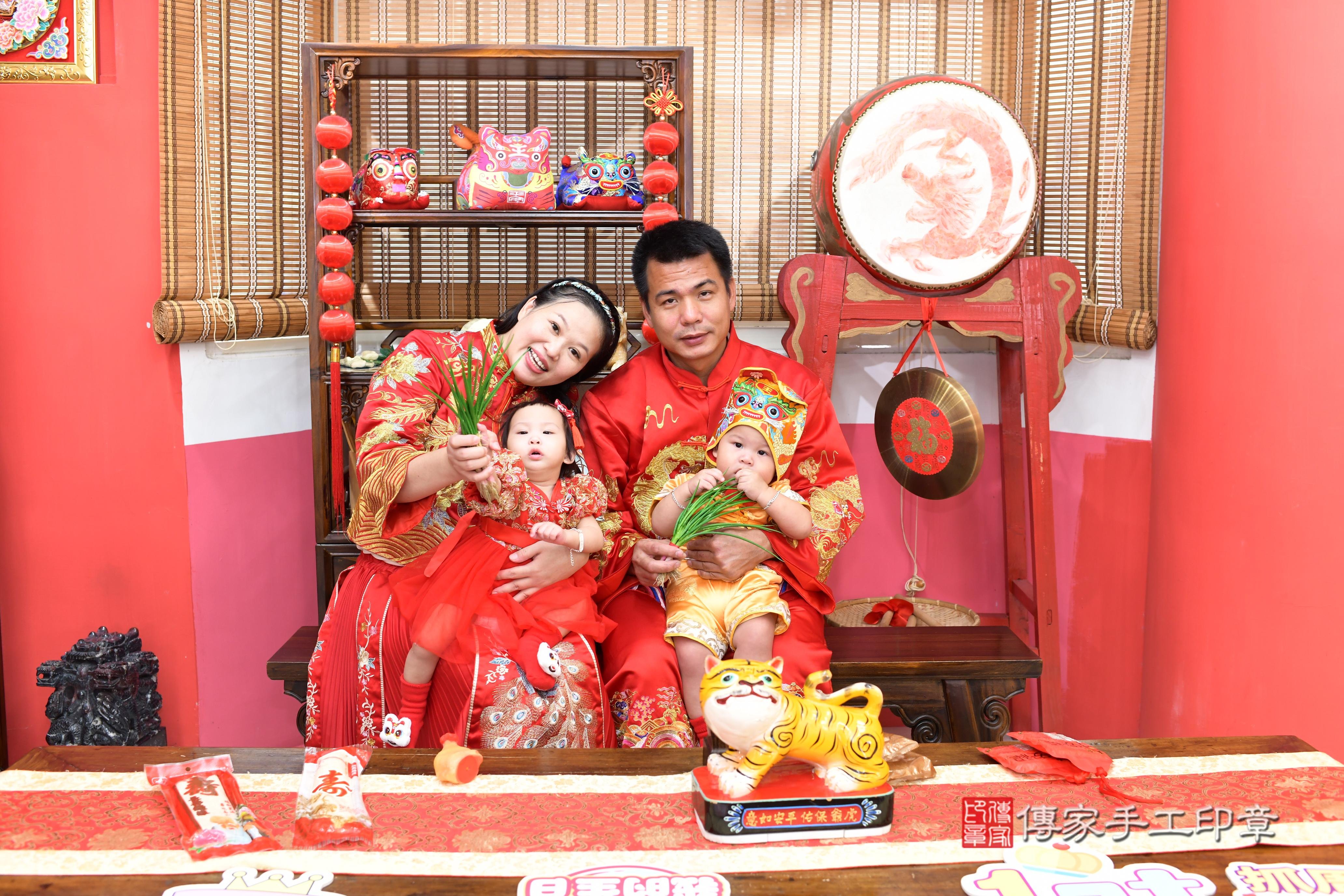 傳家手工印章高雄店、抓周、度脺、美式風會場、傳家嬰兒古禮、吉祥話、抓周道具物品24種、拍照。抓周證書。寶寶抓周、滿周歲、生日快樂、祝福