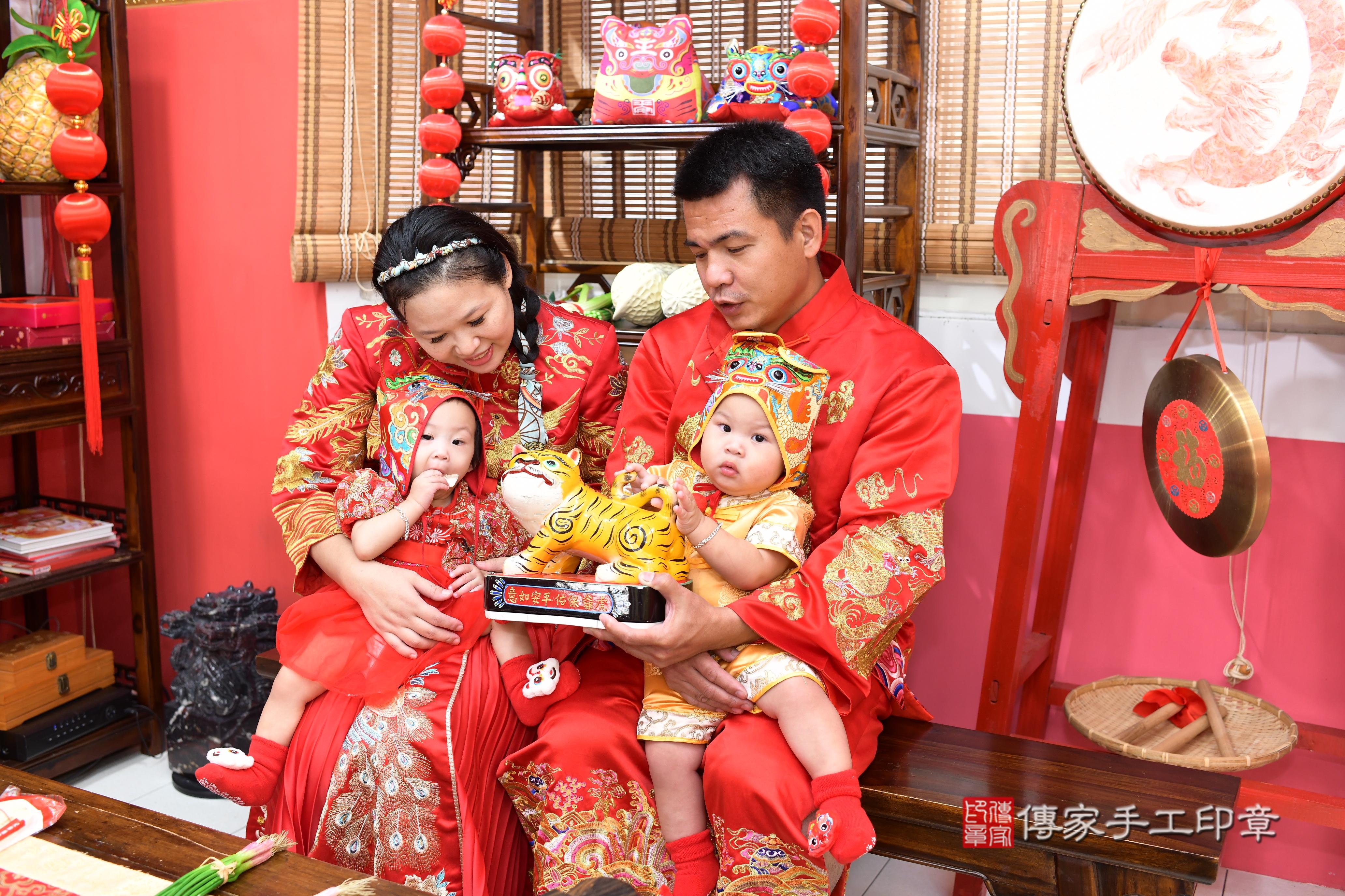 傳家手工印章高雄店、抓周、度脺、美式風會場、傳家嬰兒古禮、吉祥話、抓周道具物品24種、拍照。抓周證書。寶寶抓周、滿周歲、生日快樂、祝福