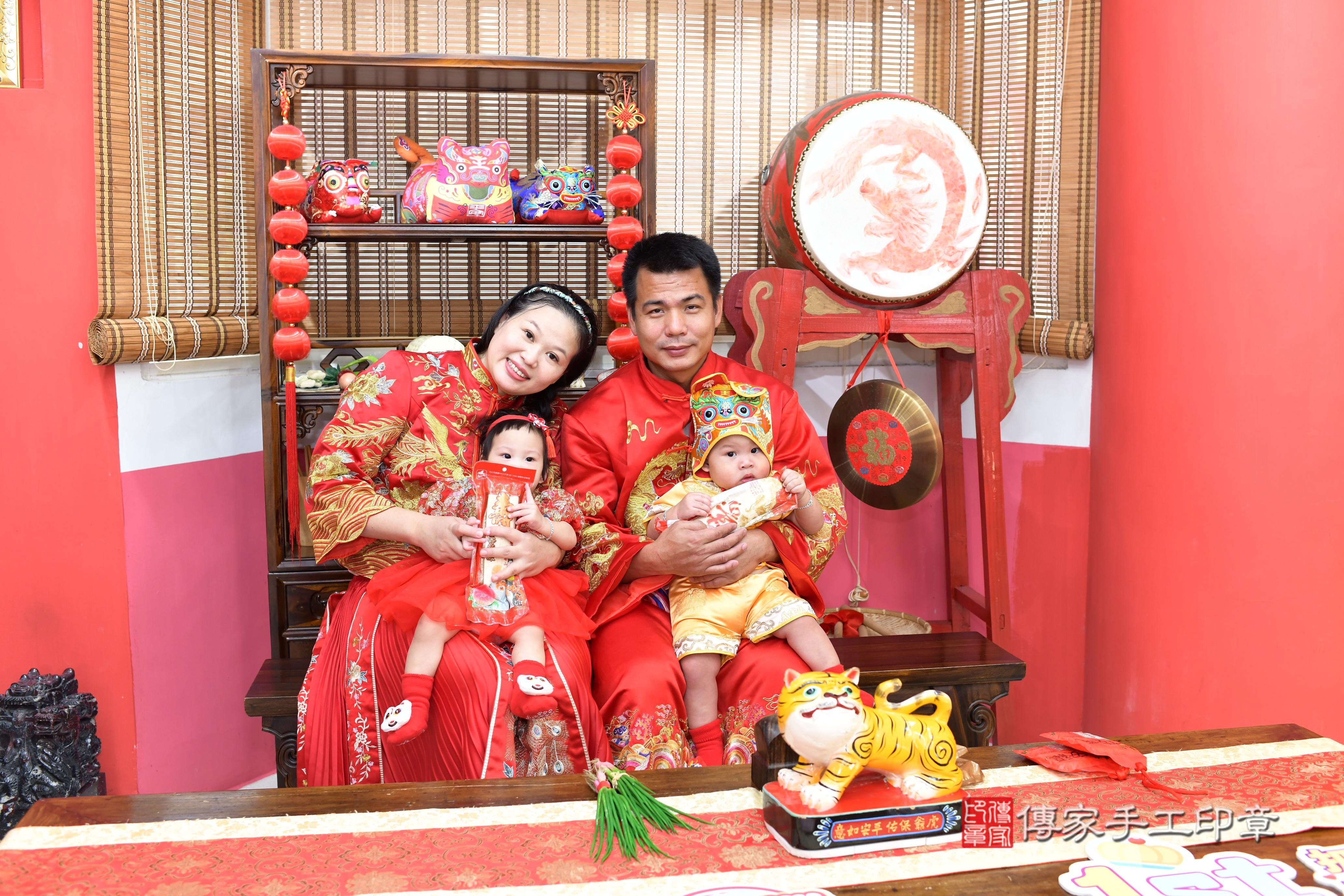 傳家手工印章高雄店、抓周、度脺、美式風會場、傳家嬰兒古禮、吉祥話、抓周道具物品24種、拍照。抓周證書。寶寶抓周、滿周歲、生日快樂、祝福