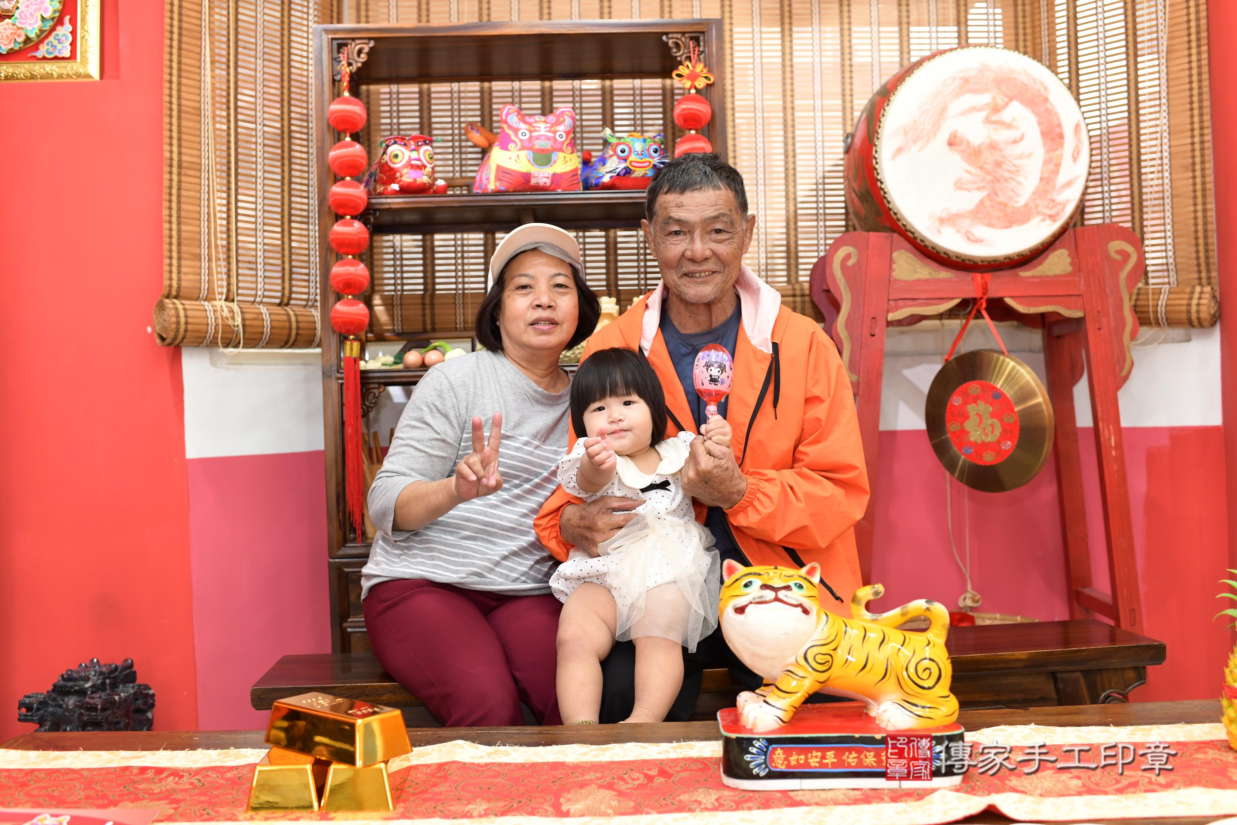 傳家手工印章高雄店、抓周、度脺、美式風會場、傳家嬰兒古禮、吉祥話、抓周道具物品24種、拍照。抓周證書。寶寶抓周、滿周歲、生日快樂、祝福