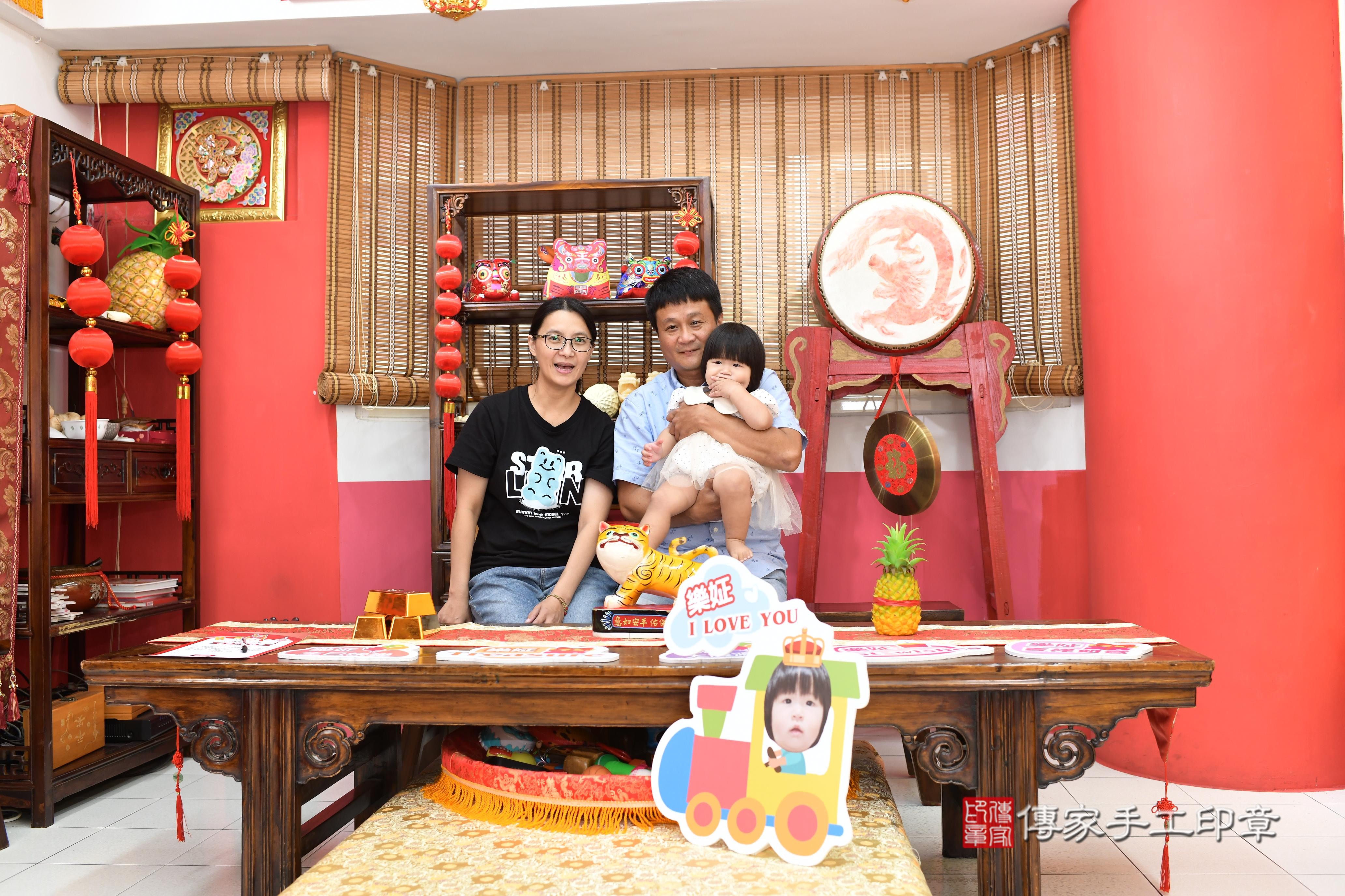 傳家手工印章高雄店、抓周、度脺、美式風會場、傳家嬰兒古禮、吉祥話、抓周道具物品24種、拍照。抓周證書。寶寶抓周、滿周歲、生日快樂、祝福