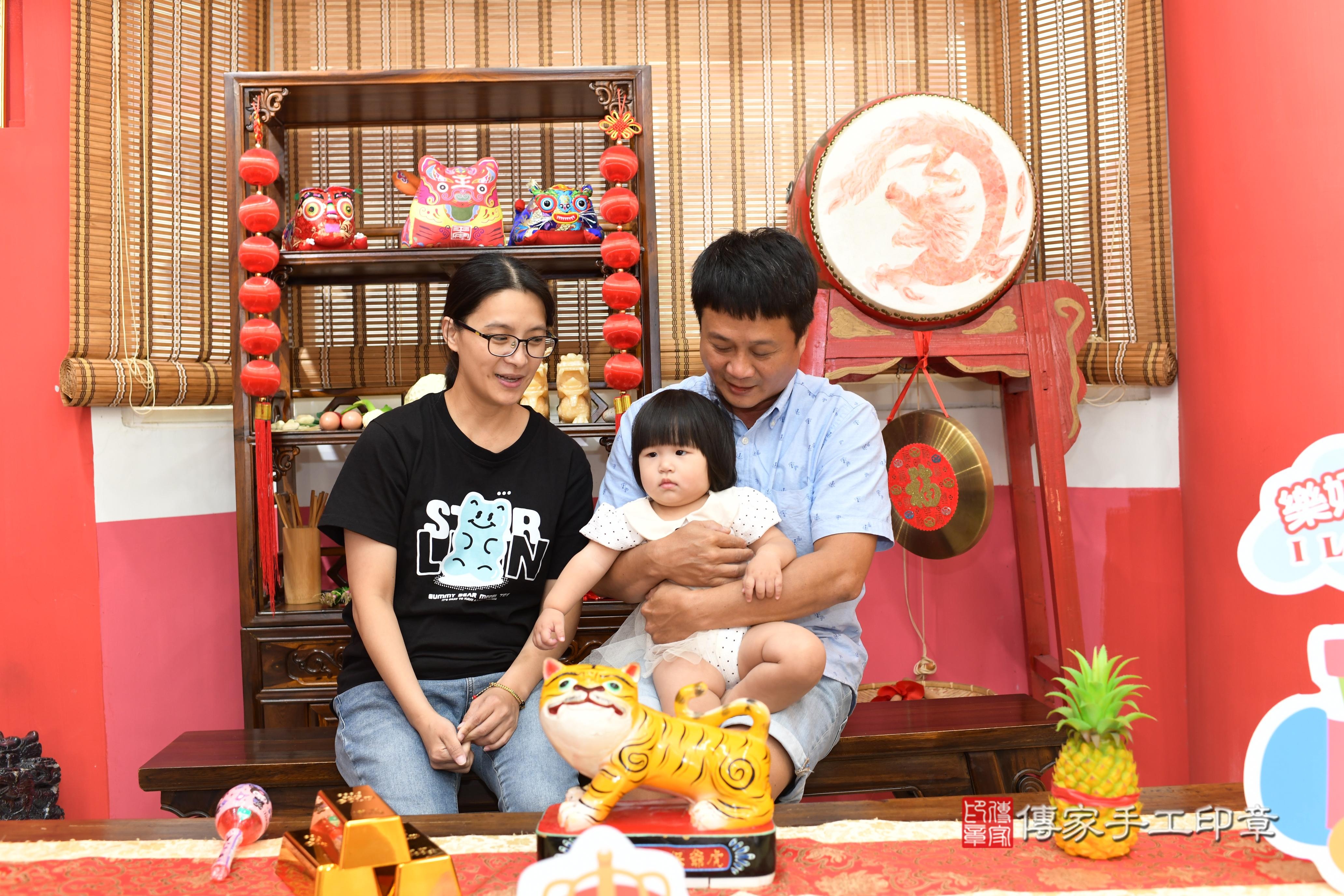 傳家手工印章高雄店、抓周、度脺、美式風會場、傳家嬰兒古禮、吉祥話、抓周道具物品24種、拍照。抓周證書。寶寶抓周、滿周歲、生日快樂、祝福