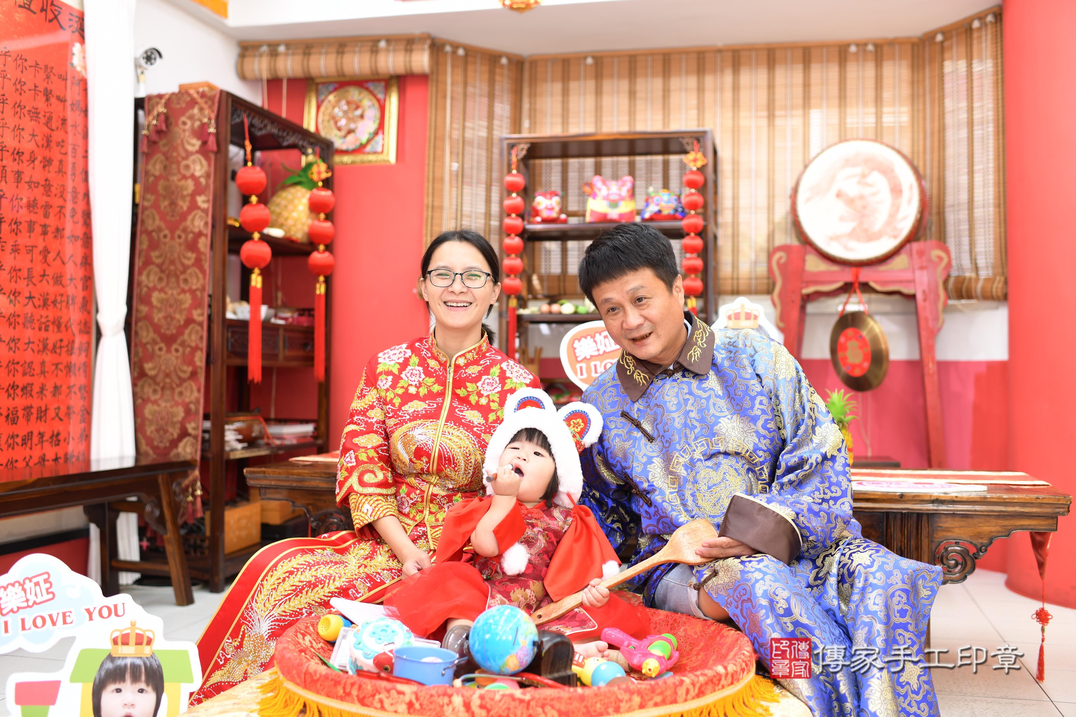 傳家手工印章高雄店、抓周、度脺、美式風會場、傳家嬰兒古禮、吉祥話、抓周道具物品24種、拍照。抓周證書。寶寶抓周、滿周歲、生日快樂、祝福