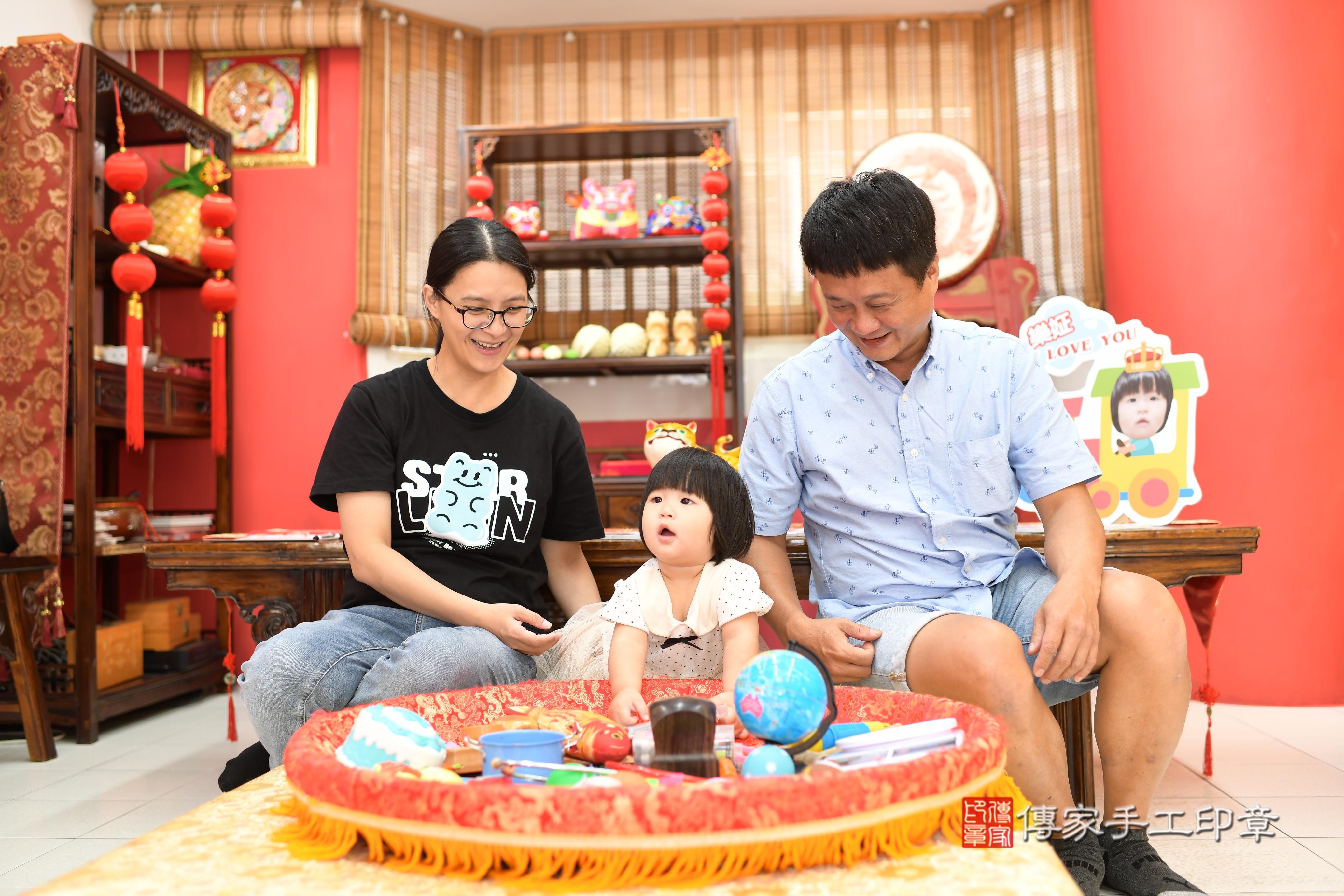 傳家手工印章高雄店、抓周、度脺、美式風會場、傳家嬰兒古禮、吉祥話、抓周道具物品24種、拍照。抓周證書。寶寶抓周、滿周歲、生日快樂、祝福