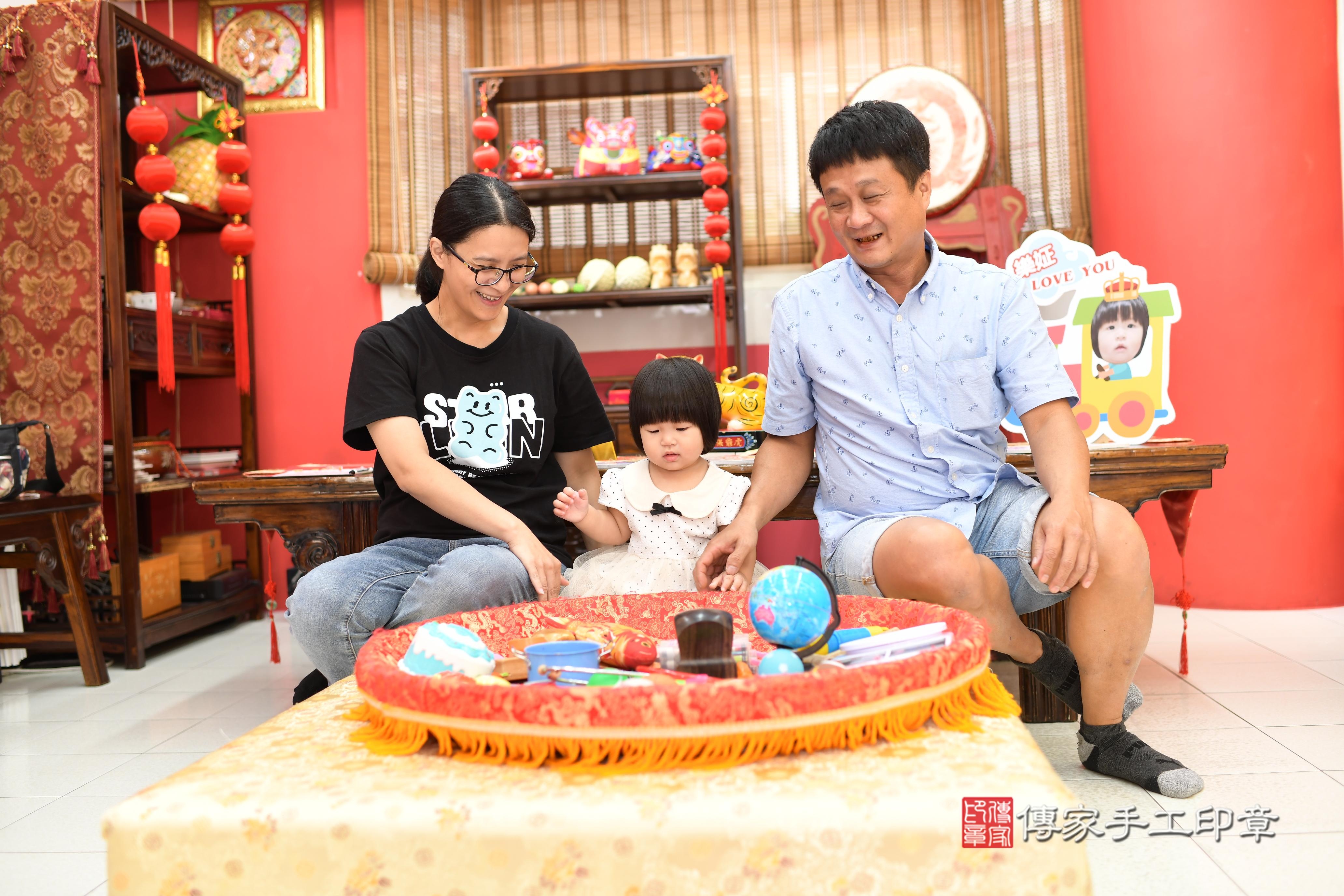傳家手工印章高雄店、抓周、度脺、美式風會場、傳家嬰兒古禮、吉祥話、抓周道具物品24種、拍照。抓周證書。寶寶抓周、滿周歲、生日快樂、祝福