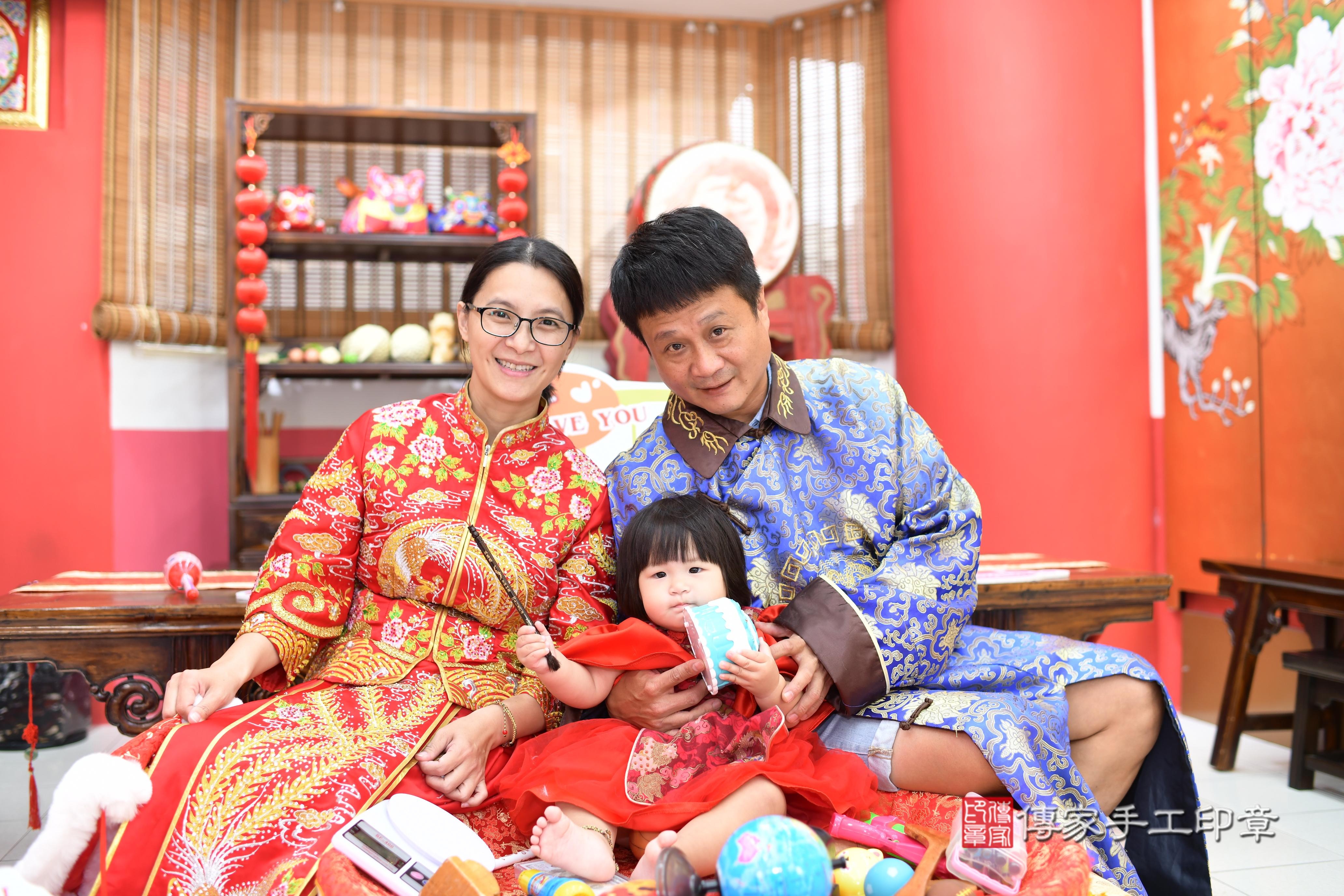 傳家手工印章高雄店、抓周、度脺、美式風會場、傳家嬰兒古禮、吉祥話、抓周道具物品24種、拍照。抓周證書。寶寶抓周、滿周歲、生日快樂、祝福