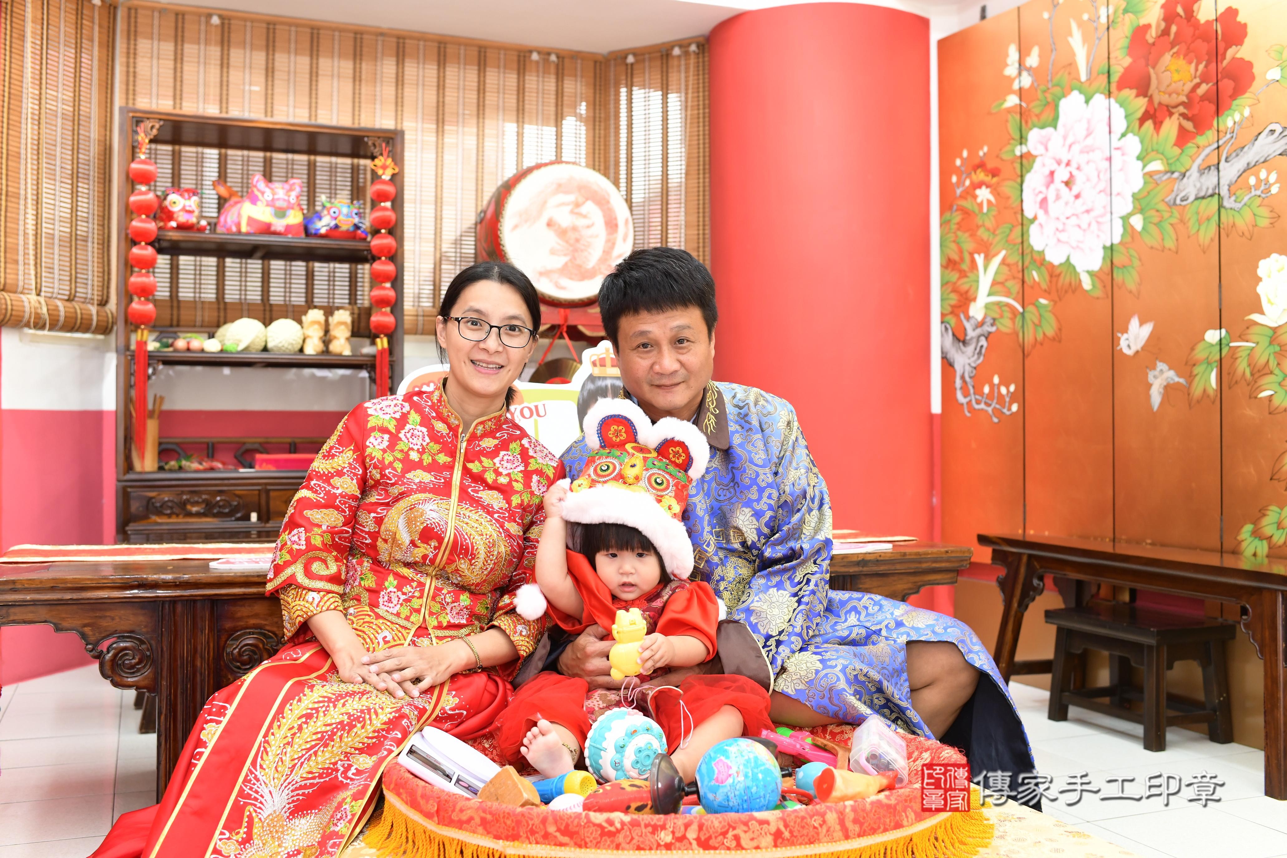 傳家手工印章高雄店、抓周、度脺、美式風會場、傳家嬰兒古禮、吉祥話、抓周道具物品24種、拍照。抓周證書。寶寶抓周、滿周歲、生日快樂、祝福