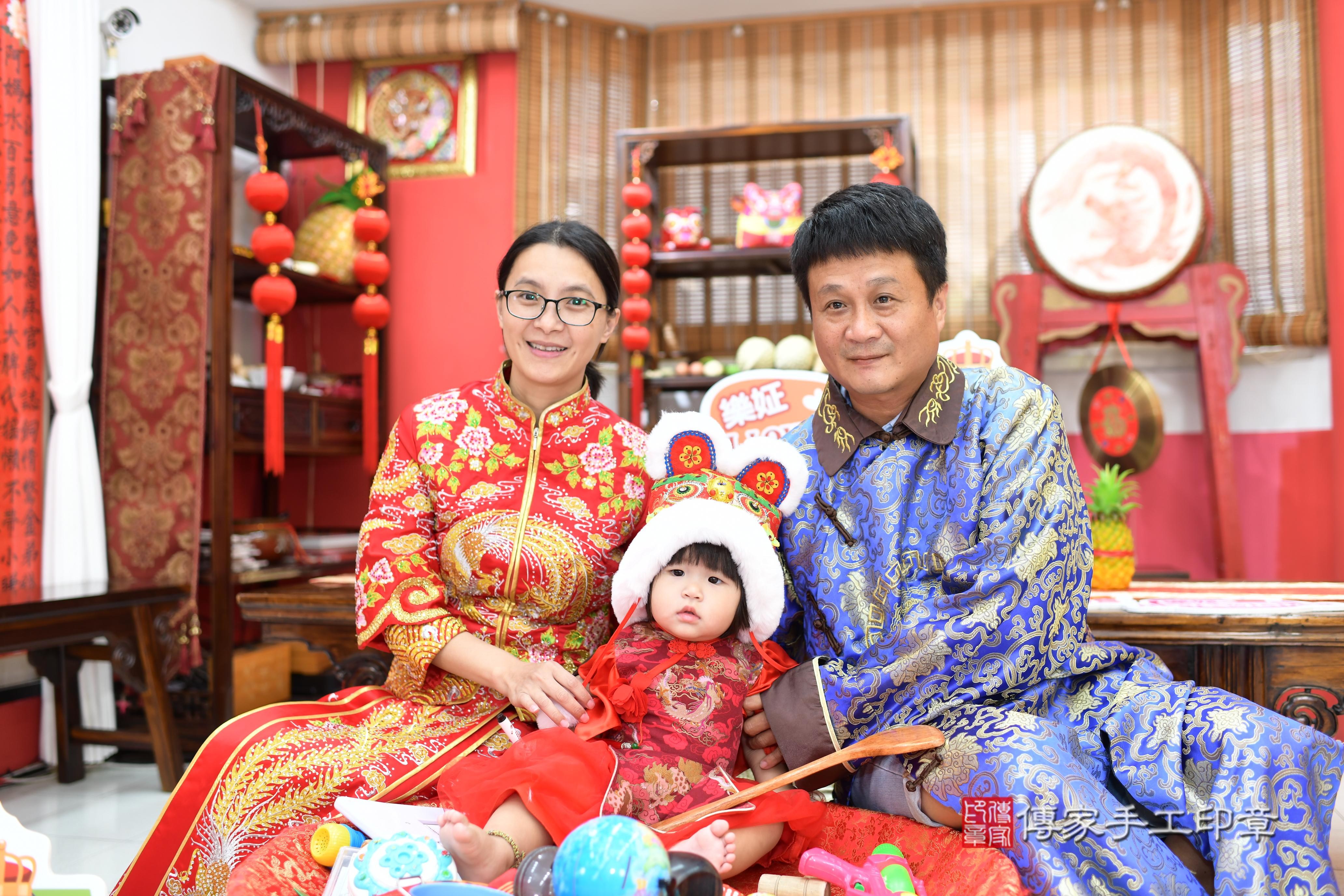 傳家手工印章高雄店、抓周、度脺、美式風會場、傳家嬰兒古禮、吉祥話、抓周道具物品24種、拍照。抓周證書。寶寶抓周、滿周歲、生日快樂、祝福