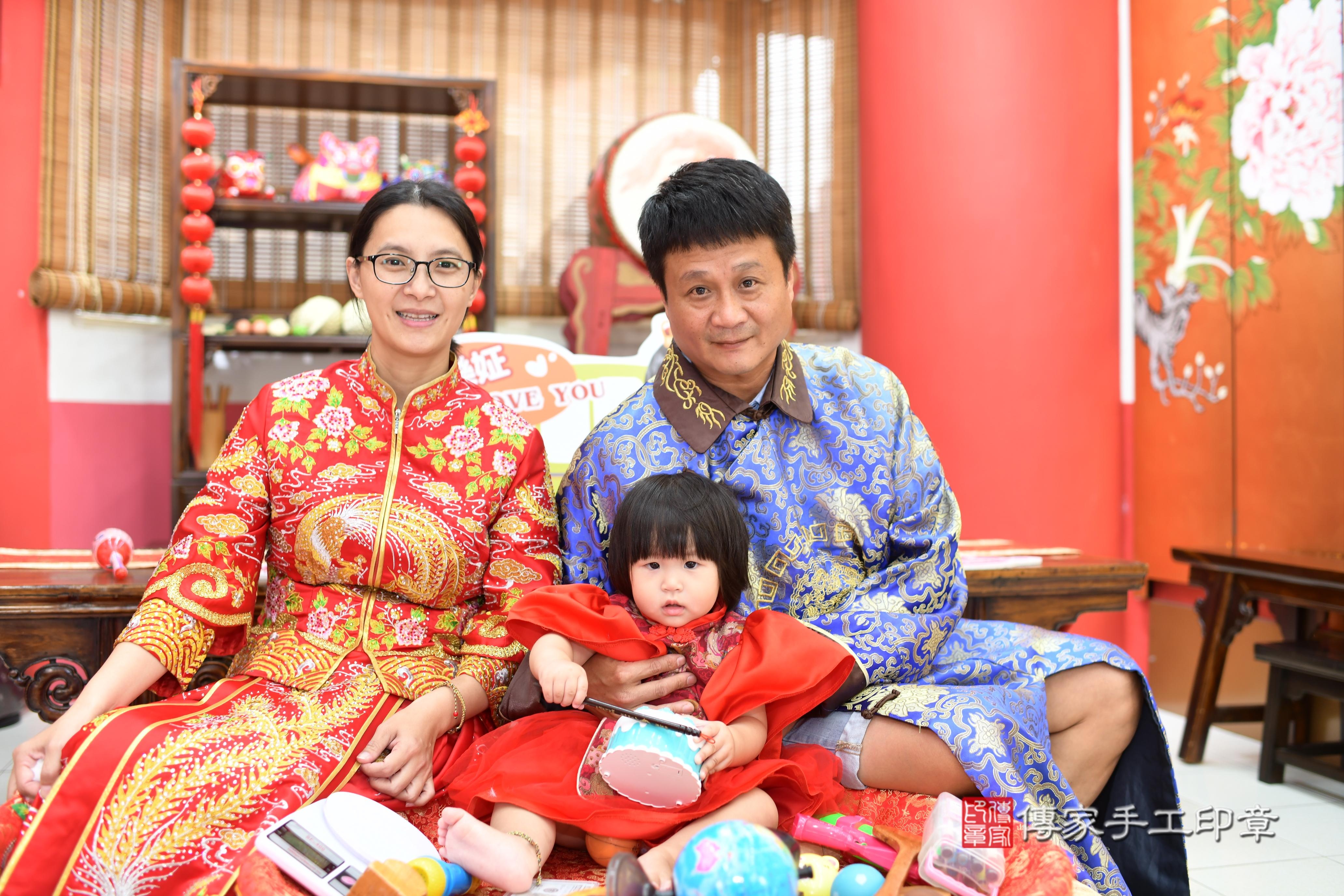 傳家手工印章高雄店、抓周、度脺、美式風會場、傳家嬰兒古禮、吉祥話、抓周道具物品24種、拍照。抓周證書。寶寶抓周、滿周歲、生日快樂、祝福