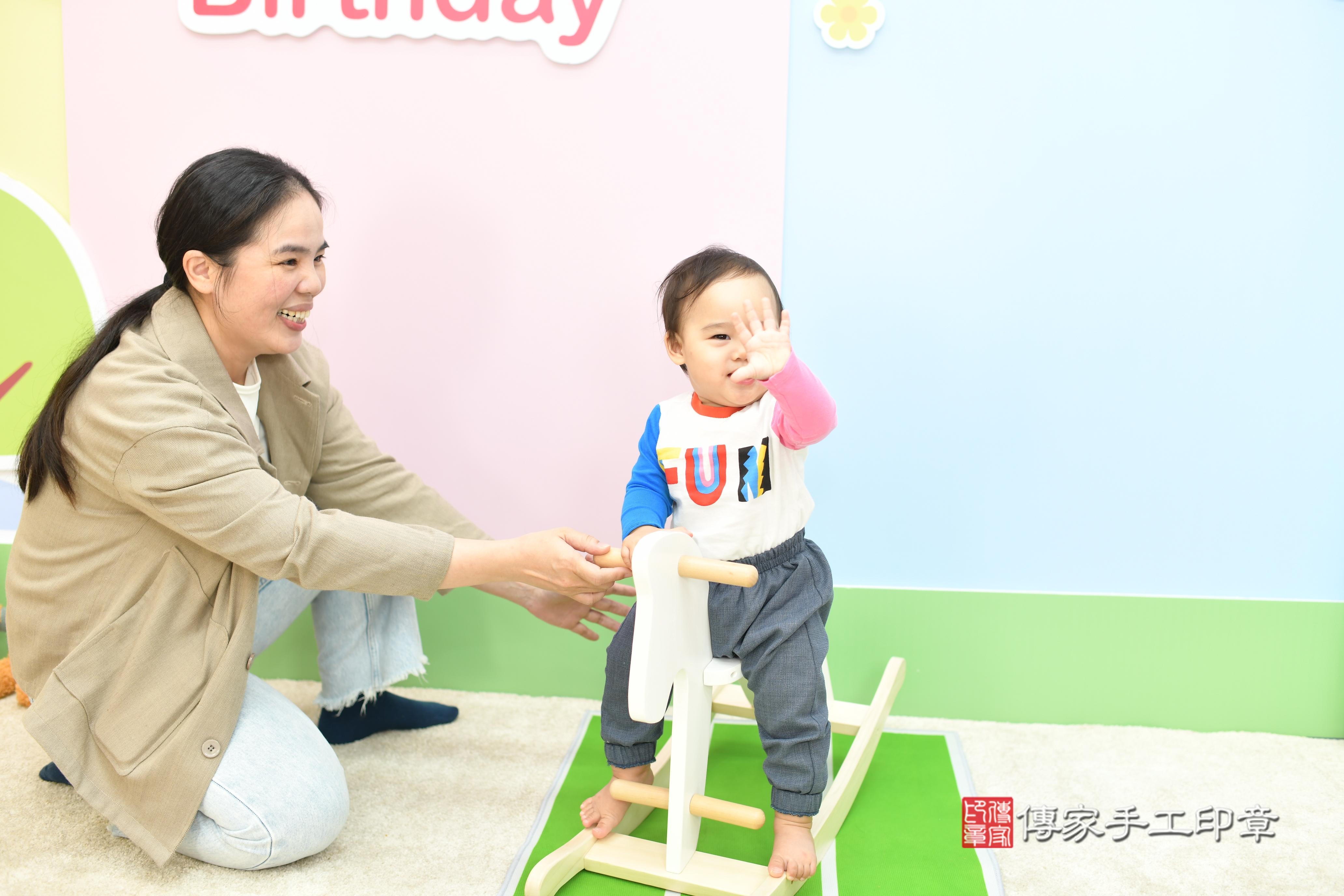 傳家手工印章高雄店、抓周、度脺、美式風會場、傳家嬰兒古禮、吉祥話、抓周道具物品24種、拍照。抓周證書。寶寶抓周、滿周歲、生日快樂、祝福