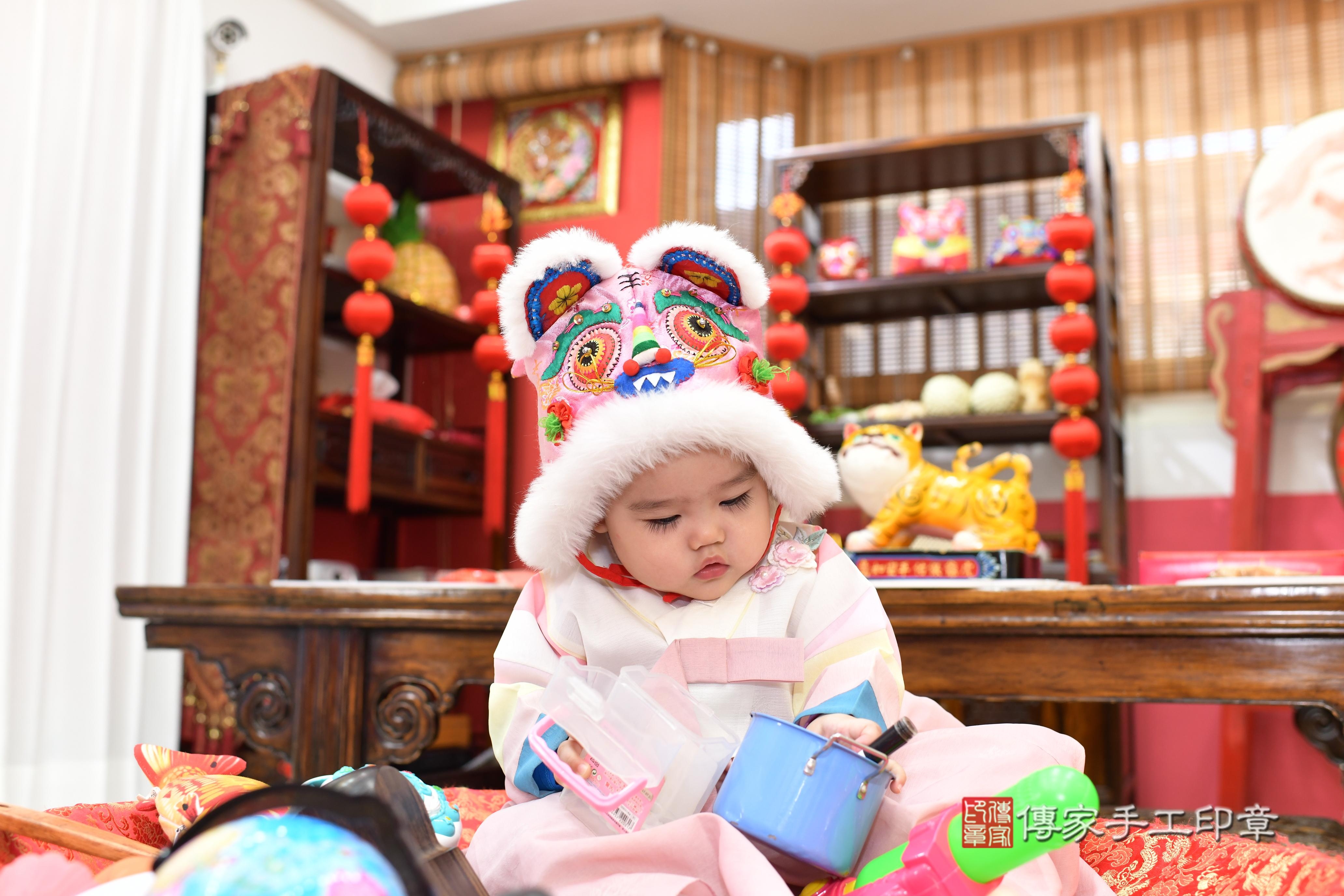 傳家手工印章高雄店、抓周、度脺、美式風會場、傳家嬰兒古禮、吉祥話、抓周道具物品24種、拍照。抓周證書。寶寶抓周、滿周歲、生日快樂、祝福