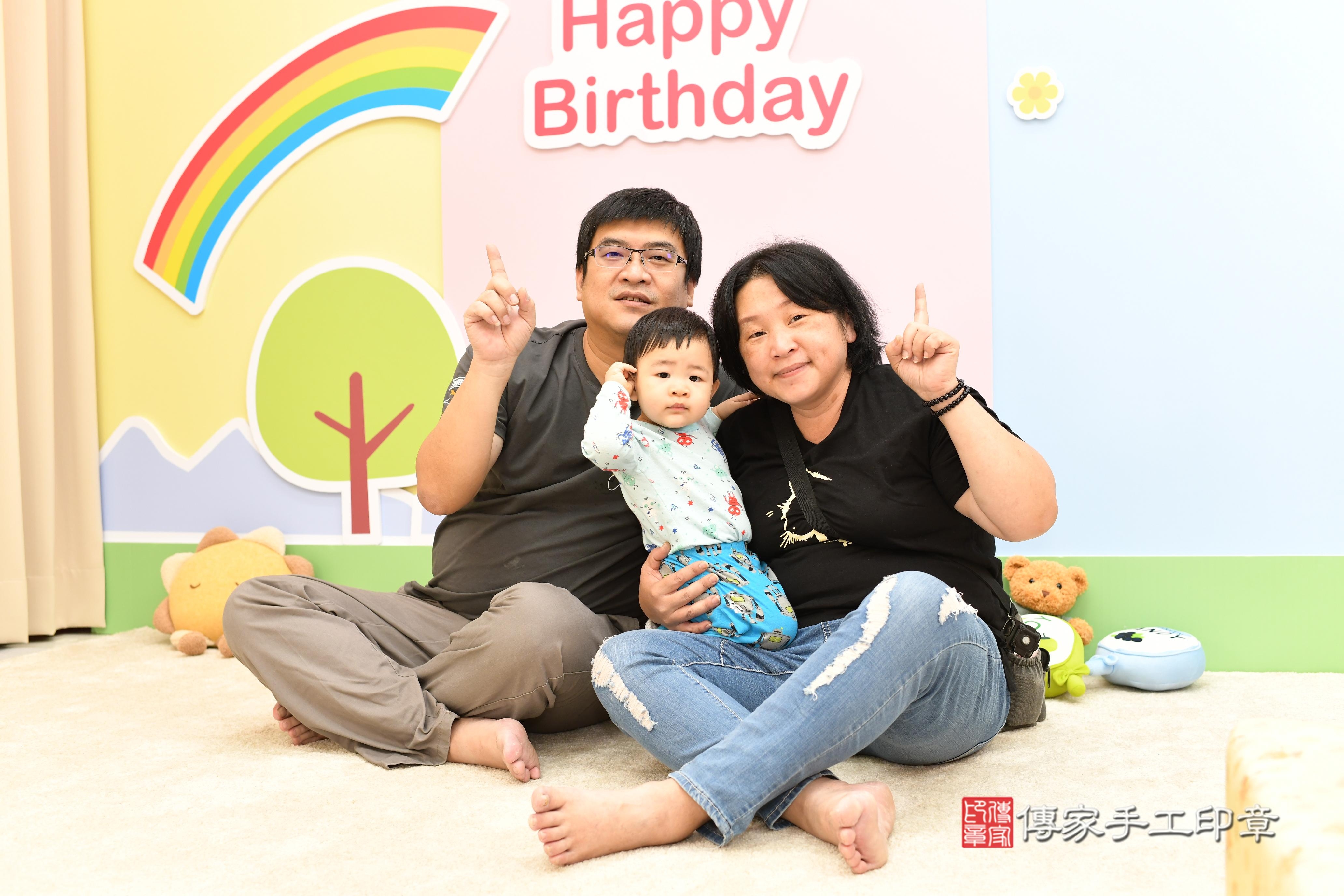 傳家手工印章高雄店、抓周、度脺、美式風會場、傳家嬰兒古禮、吉祥話、抓周道具物品24種、拍照。抓周證書。寶寶抓周、滿周歲、生日快樂、祝福