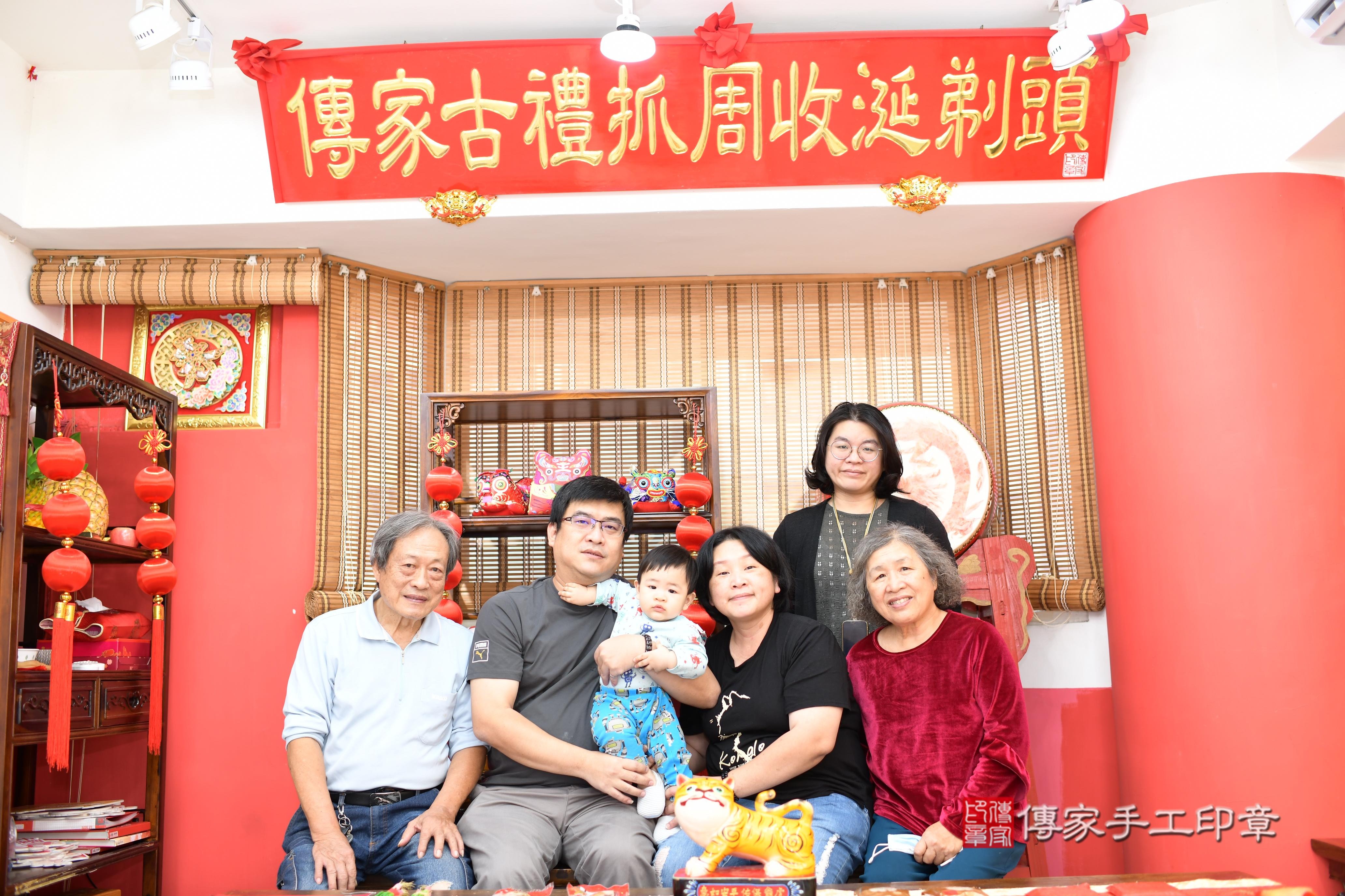 傳家手工印章高雄店、抓周、度脺、美式風會場、傳家嬰兒古禮、吉祥話、抓周道具物品24種、拍照。抓周證書。寶寶抓周、滿周歲、生日快樂、祝福