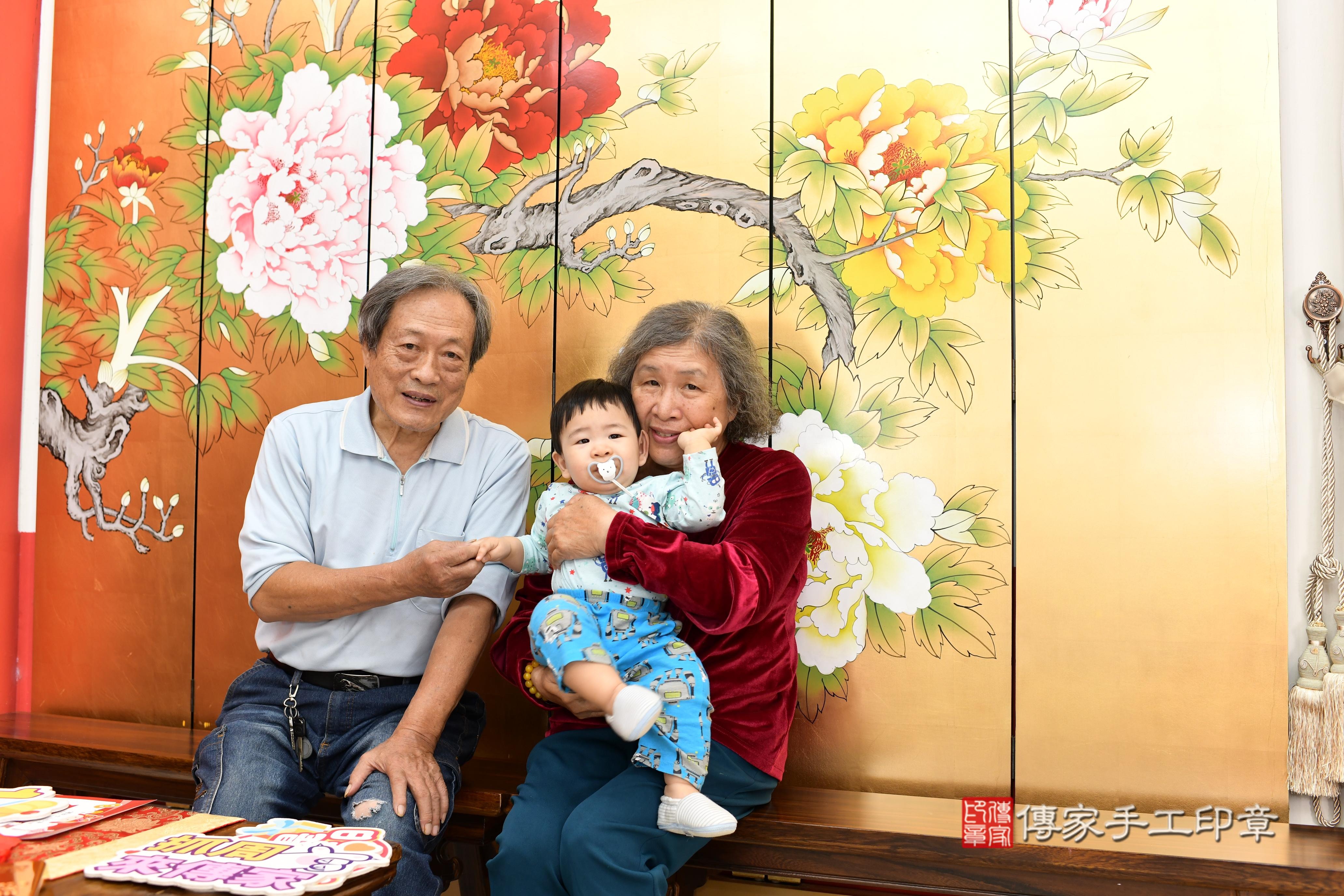 傳家手工印章高雄店、抓周、度脺、美式風會場、傳家嬰兒古禮、吉祥話、抓周道具物品24種、拍照。抓周證書。寶寶抓周、滿周歲、生日快樂、祝福