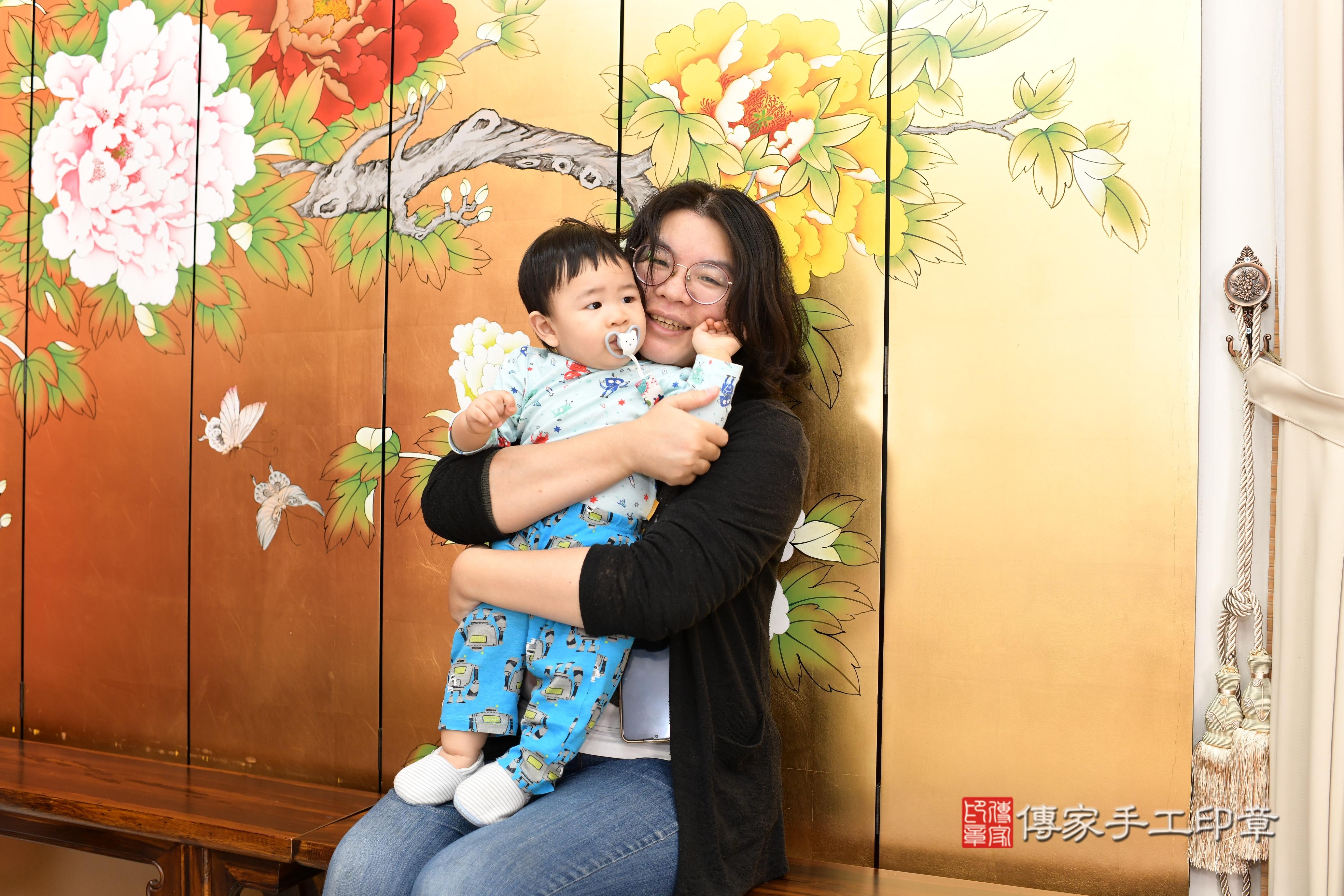 傳家手工印章高雄店、抓周、度脺、美式風會場、傳家嬰兒古禮、吉祥話、抓周道具物品24種、拍照。抓周證書。寶寶抓周、滿周歲、生日快樂、祝福