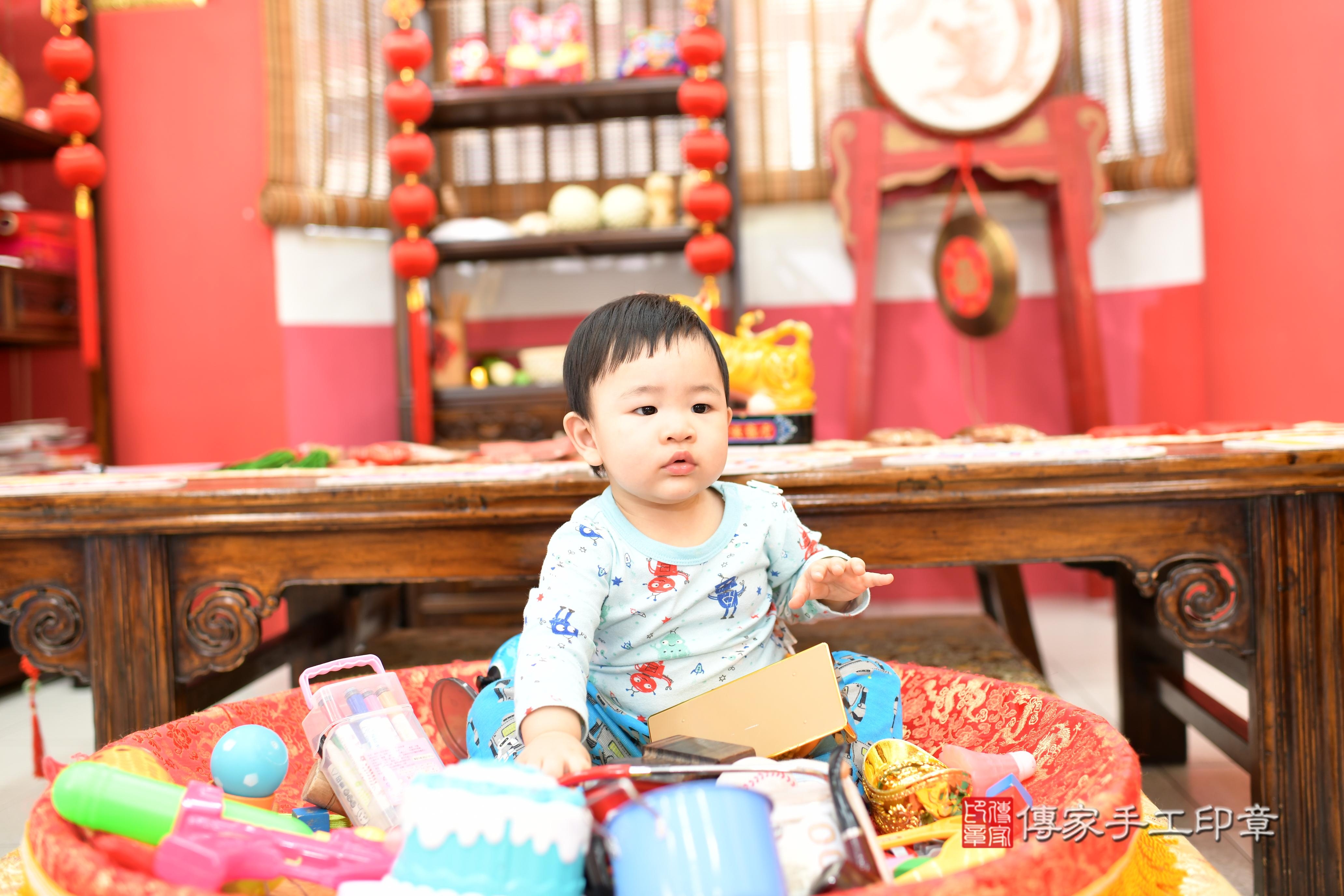 傳家手工印章高雄店、抓周、度脺、美式風會場、傳家嬰兒古禮、吉祥話、抓周道具物品24種、拍照。抓周證書。寶寶抓周、滿周歲、生日快樂、祝福