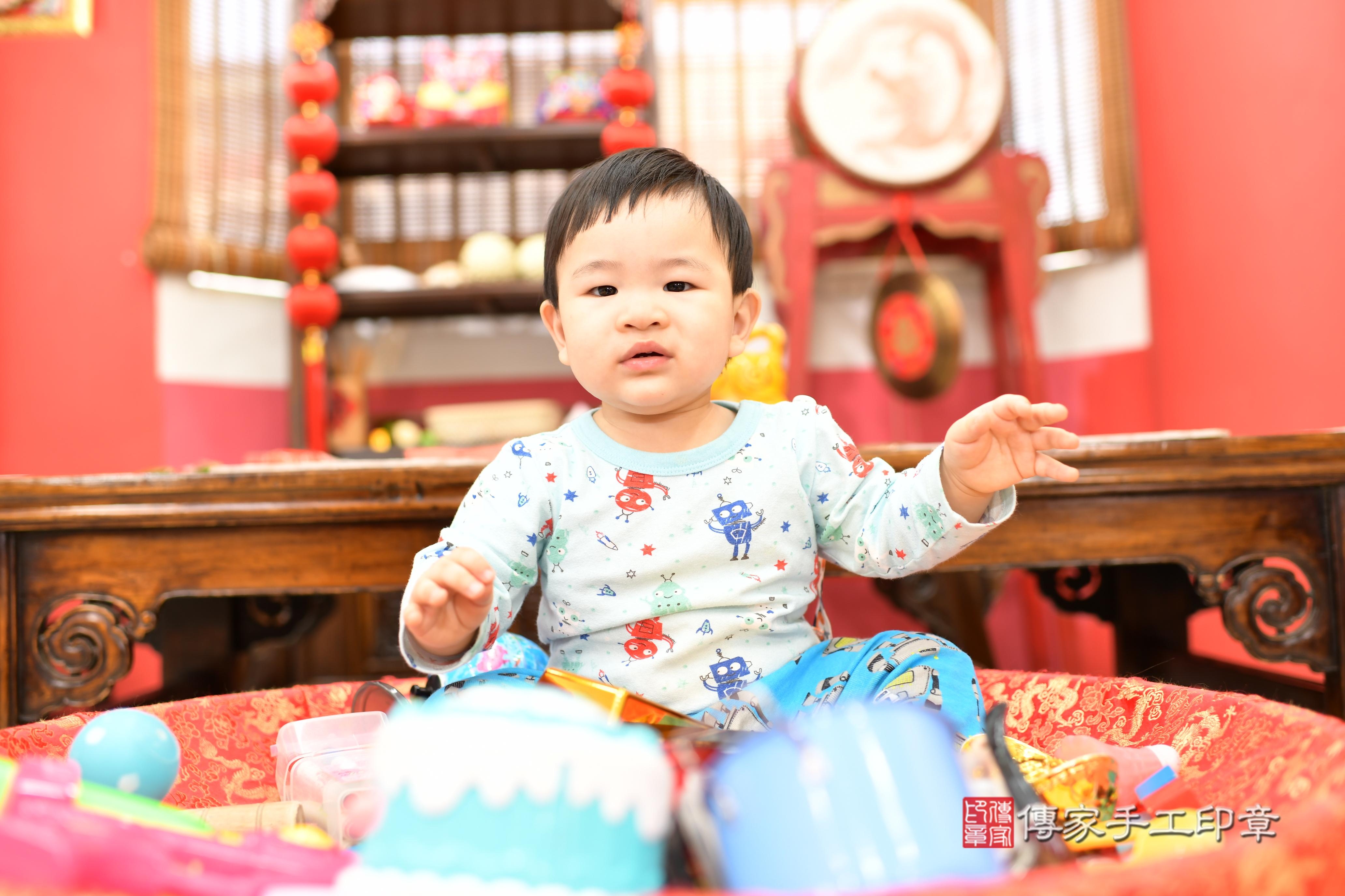 傳家手工印章高雄店、抓周、度脺、美式風會場、傳家嬰兒古禮、吉祥話、抓周道具物品24種、拍照。抓周證書。寶寶抓周、滿周歲、生日快樂、祝福