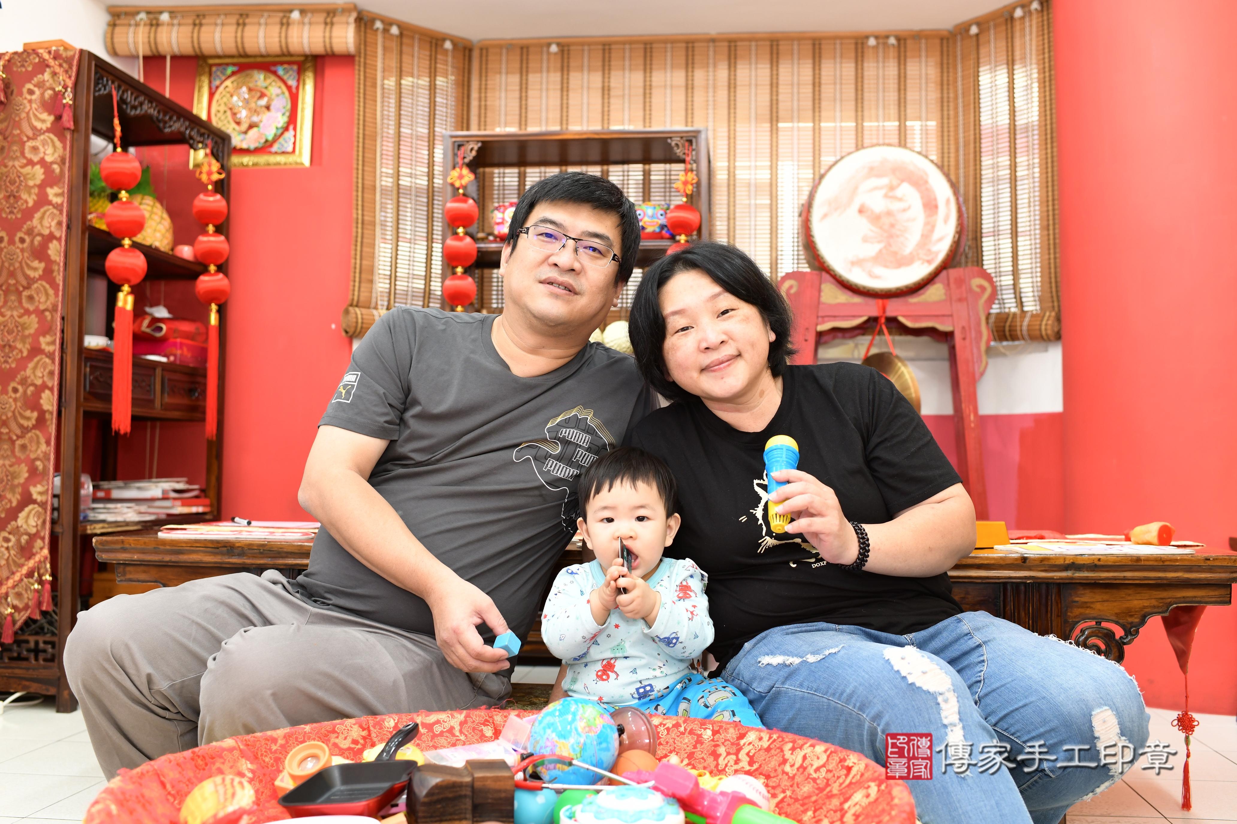 傳家手工印章高雄店、抓周、度脺、美式風會場、傳家嬰兒古禮、吉祥話、抓周道具物品24種、拍照。抓周證書。寶寶抓周、滿周歲、生日快樂、祝福