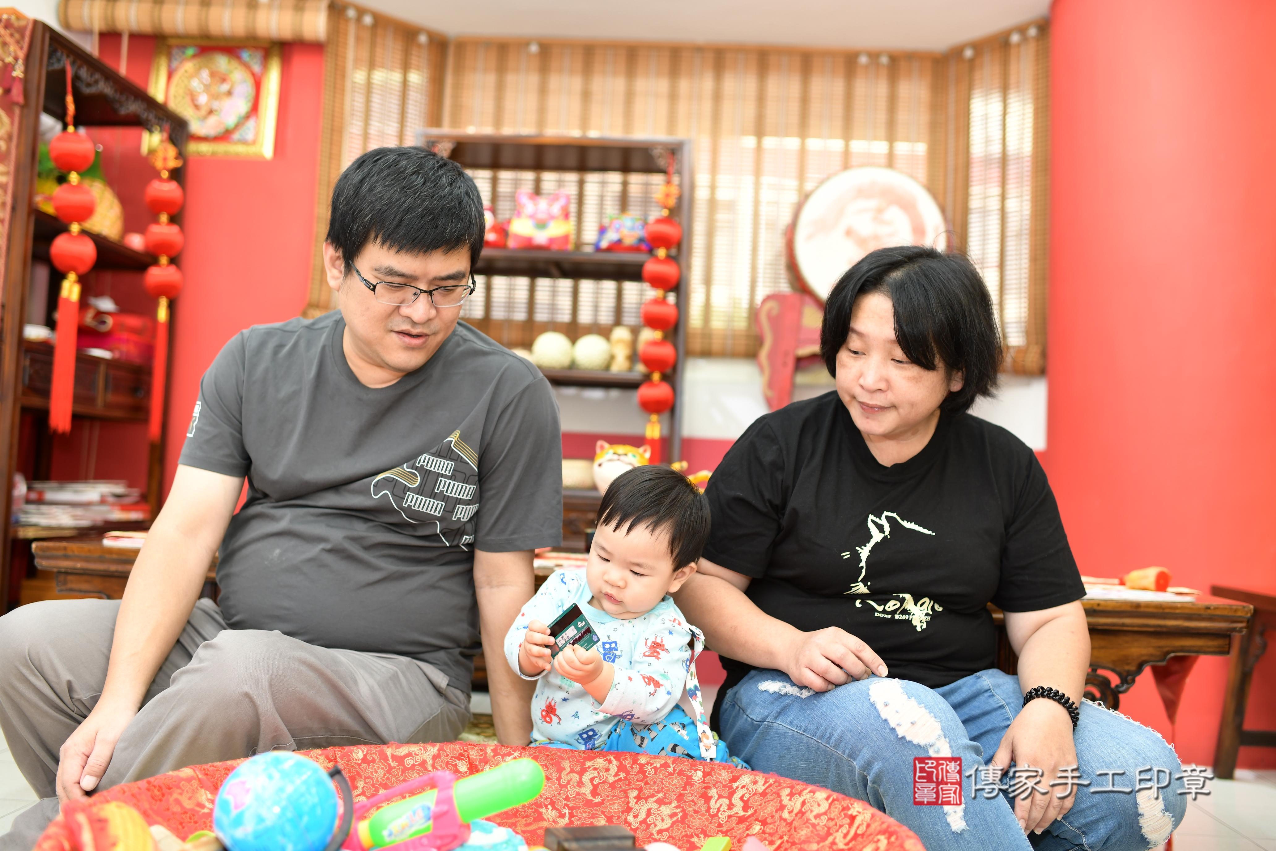 傳家手工印章高雄店、抓周、度脺、美式風會場、傳家嬰兒古禮、吉祥話、抓周道具物品24種、拍照。抓周證書。寶寶抓周、滿周歲、生日快樂、祝福