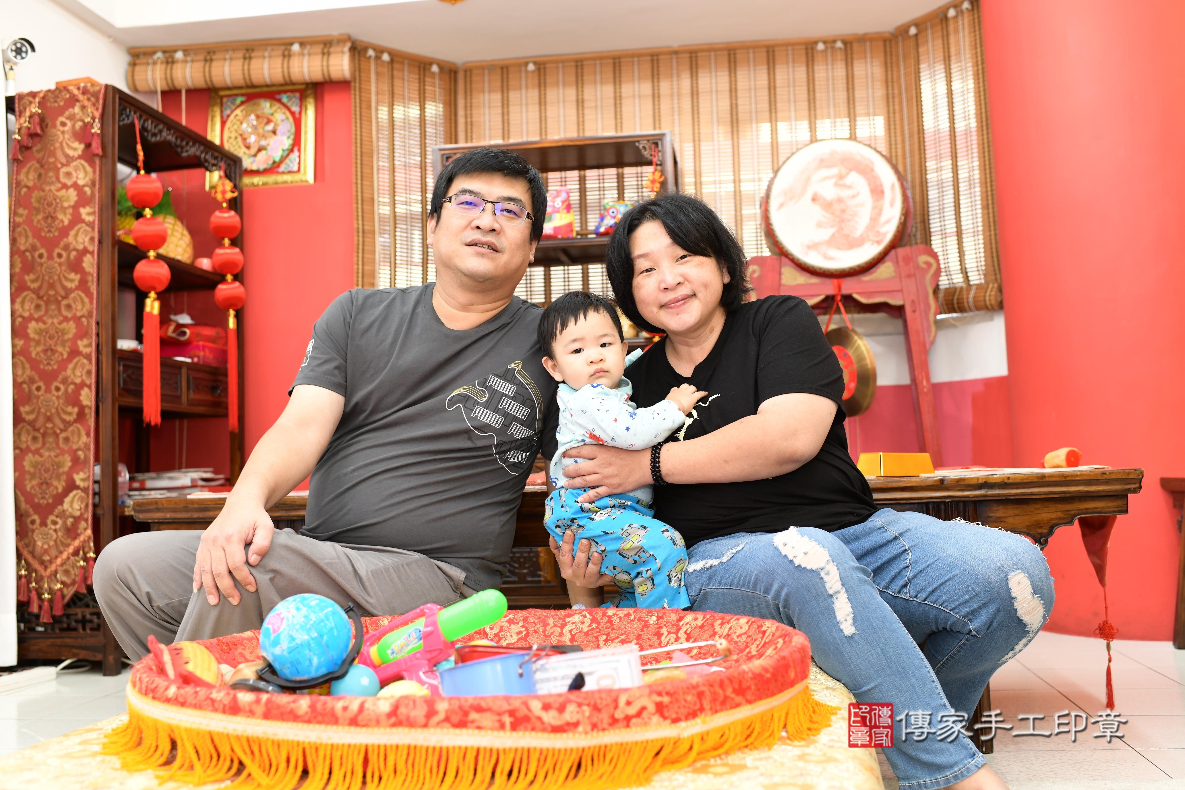 傳家手工印章高雄店、抓周、度脺、美式風會場、傳家嬰兒古禮、吉祥話、抓周道具物品24種、拍照。抓周證書。寶寶抓周、滿周歲、生日快樂、祝福