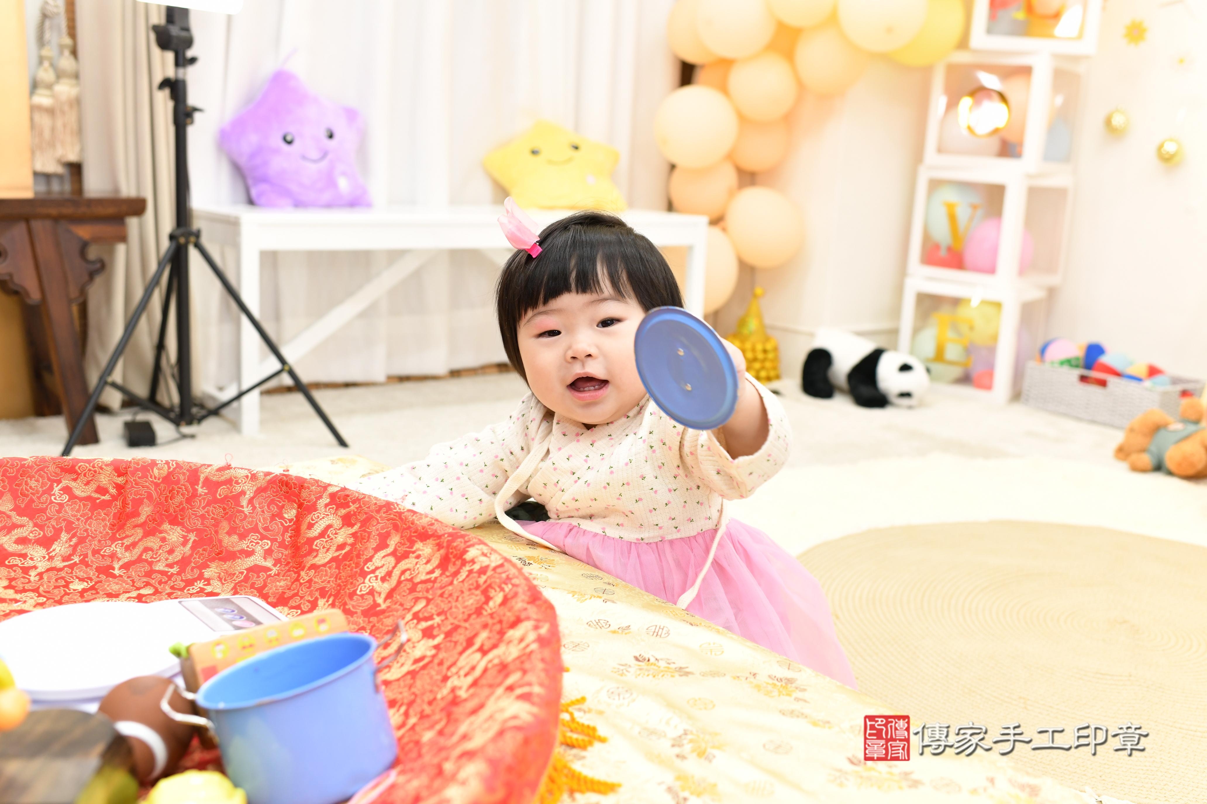 傳家手工印章高雄店、抓周、度脺、美式風會場、傳家嬰兒古禮、吉祥話、抓周道具物品24種、拍照。抓周證書。寶寶抓周、滿周歲、生日快樂、祝福