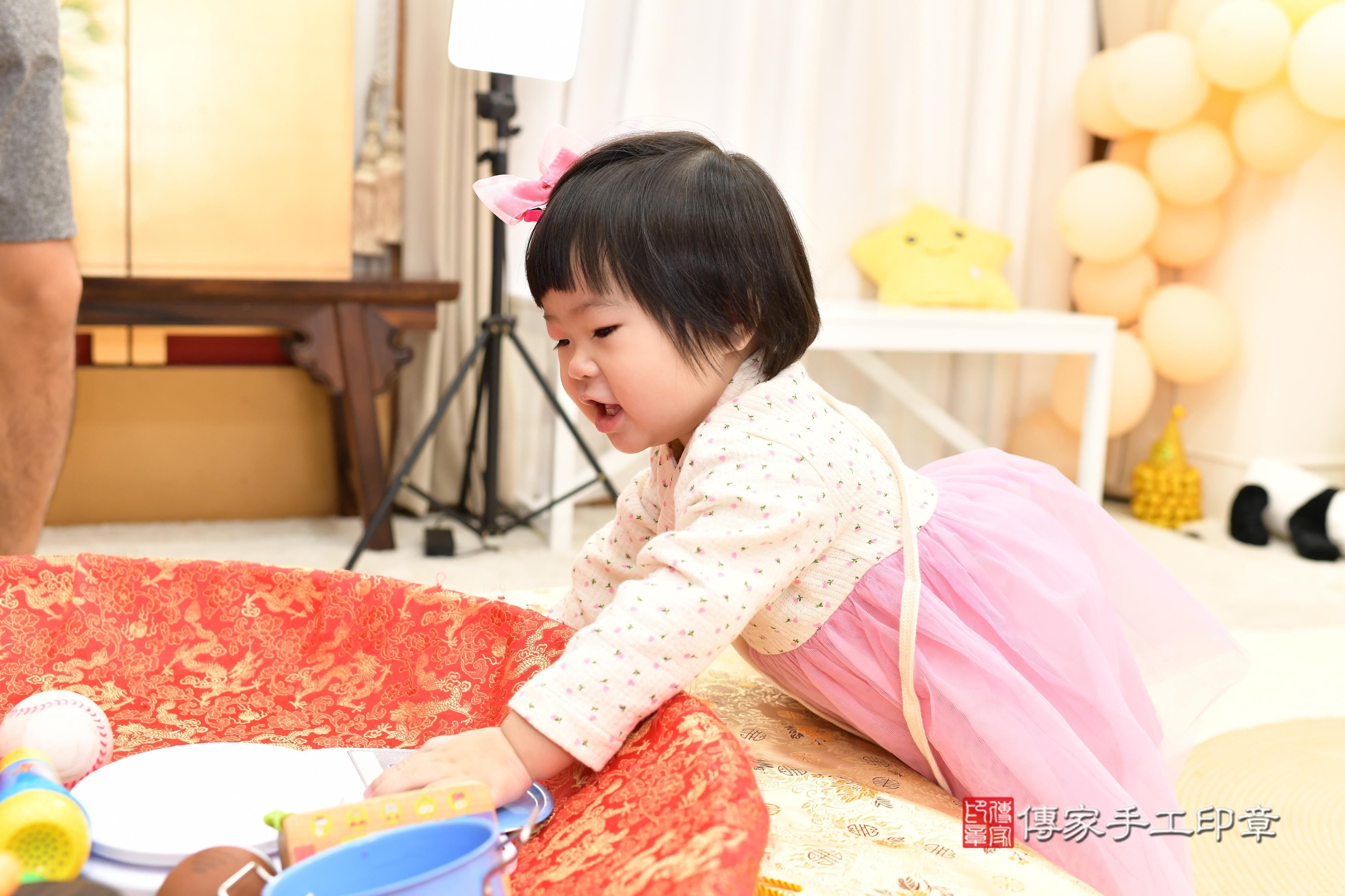 傳家手工印章高雄店、抓周、度脺、美式風會場、傳家嬰兒古禮、吉祥話、抓周道具物品24種、拍照。抓周證書。寶寶抓周、滿周歲、生日快樂、祝福