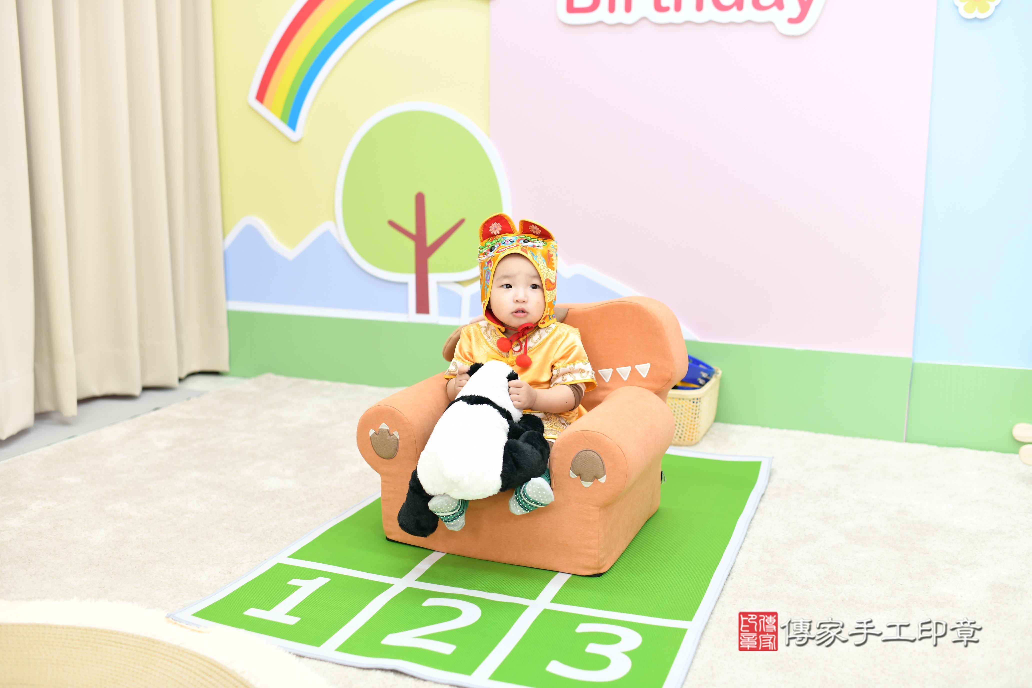 傳家手工印章高雄店、抓周、度脺、美式風會場、傳家嬰兒古禮、吉祥話、抓周道具物品24種、拍照。抓周證書。寶寶抓周、滿周歲、生日快樂、祝福