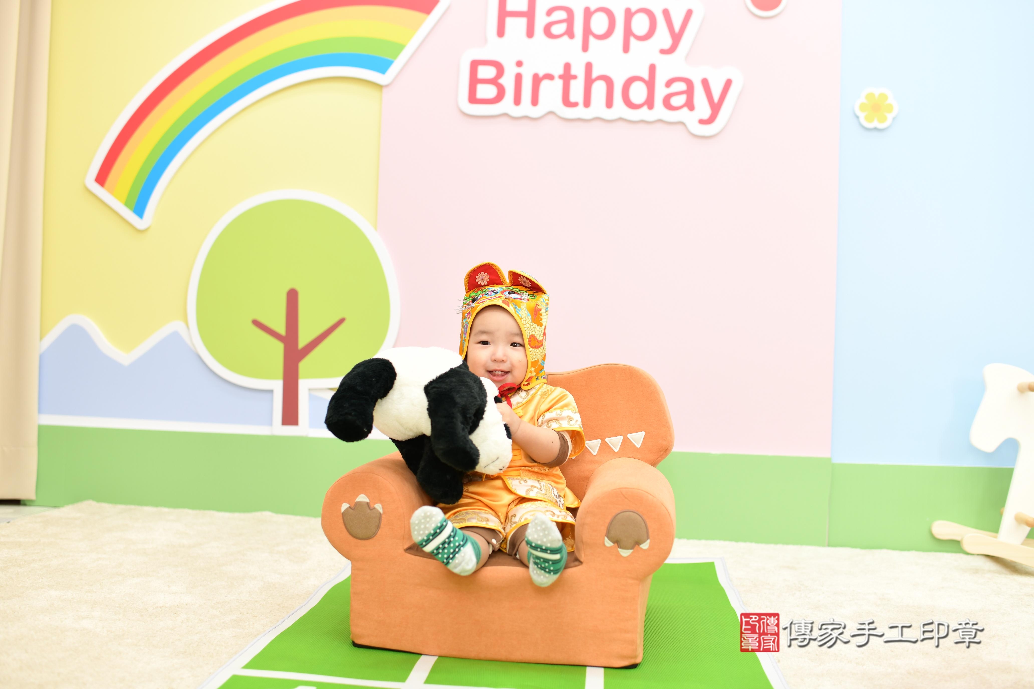 傳家手工印章高雄店、抓周、度脺、美式風會場、傳家嬰兒古禮、吉祥話、抓周道具物品24種、拍照。抓周證書。寶寶抓周、滿周歲、生日快樂、祝福