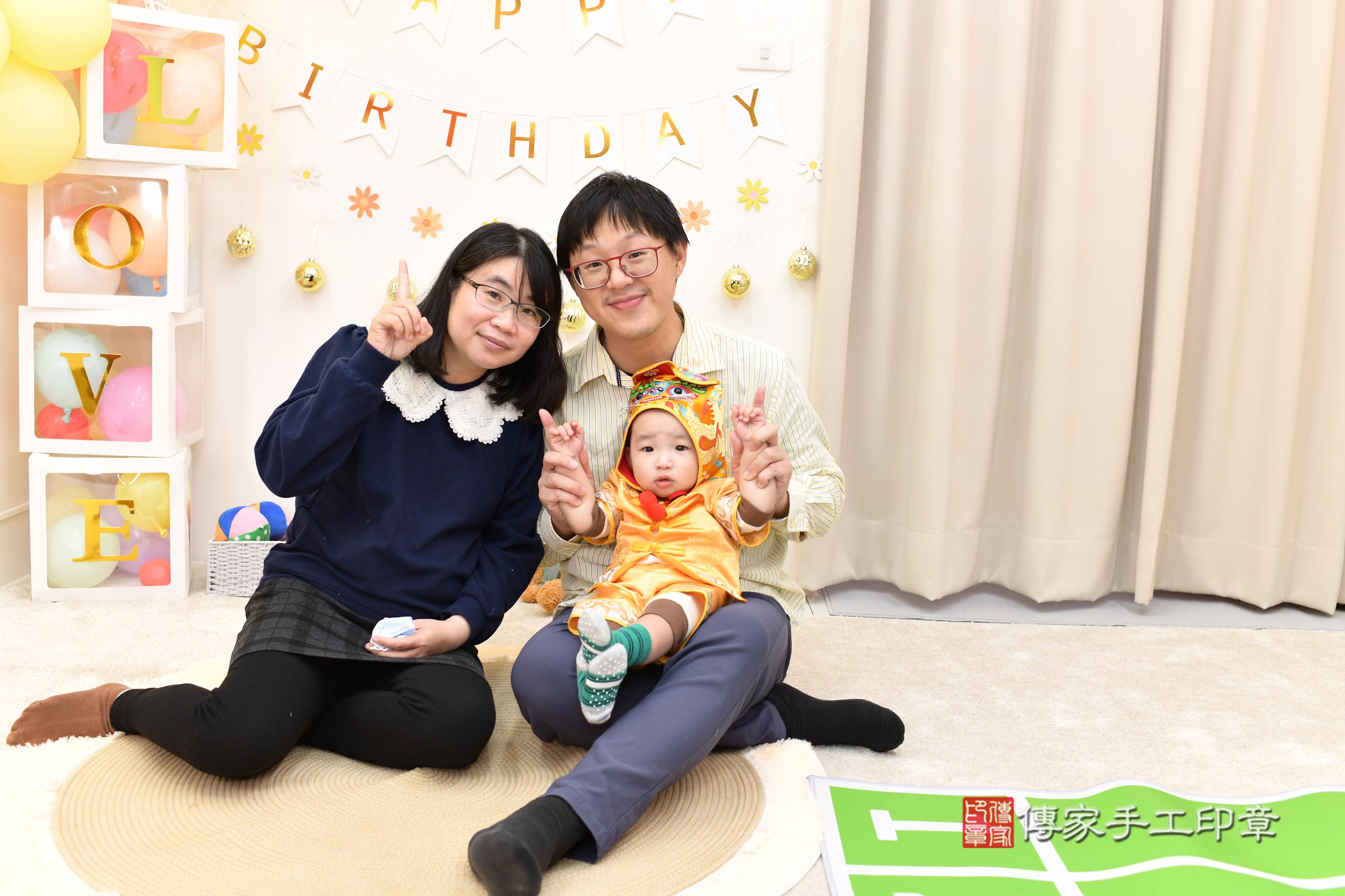 傳家手工印章高雄店、抓周、度脺、美式風會場、傳家嬰兒古禮、吉祥話、抓周道具物品24種、拍照。抓周證書。寶寶抓周、滿周歲、生日快樂、祝福