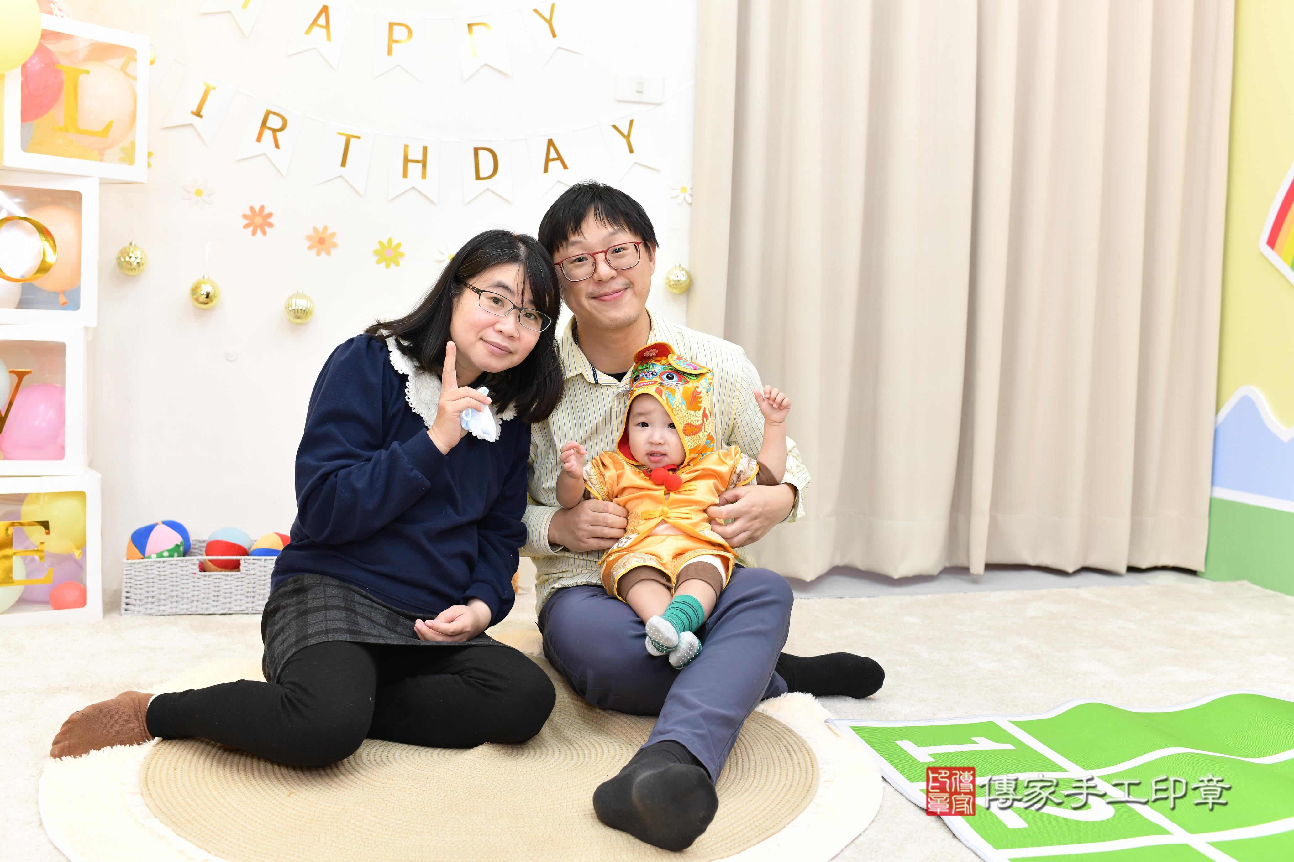 傳家手工印章高雄店、抓周、度脺、美式風會場、傳家嬰兒古禮、吉祥話、抓周道具物品24種、拍照。抓周證書。寶寶抓周、滿周歲、生日快樂、祝福