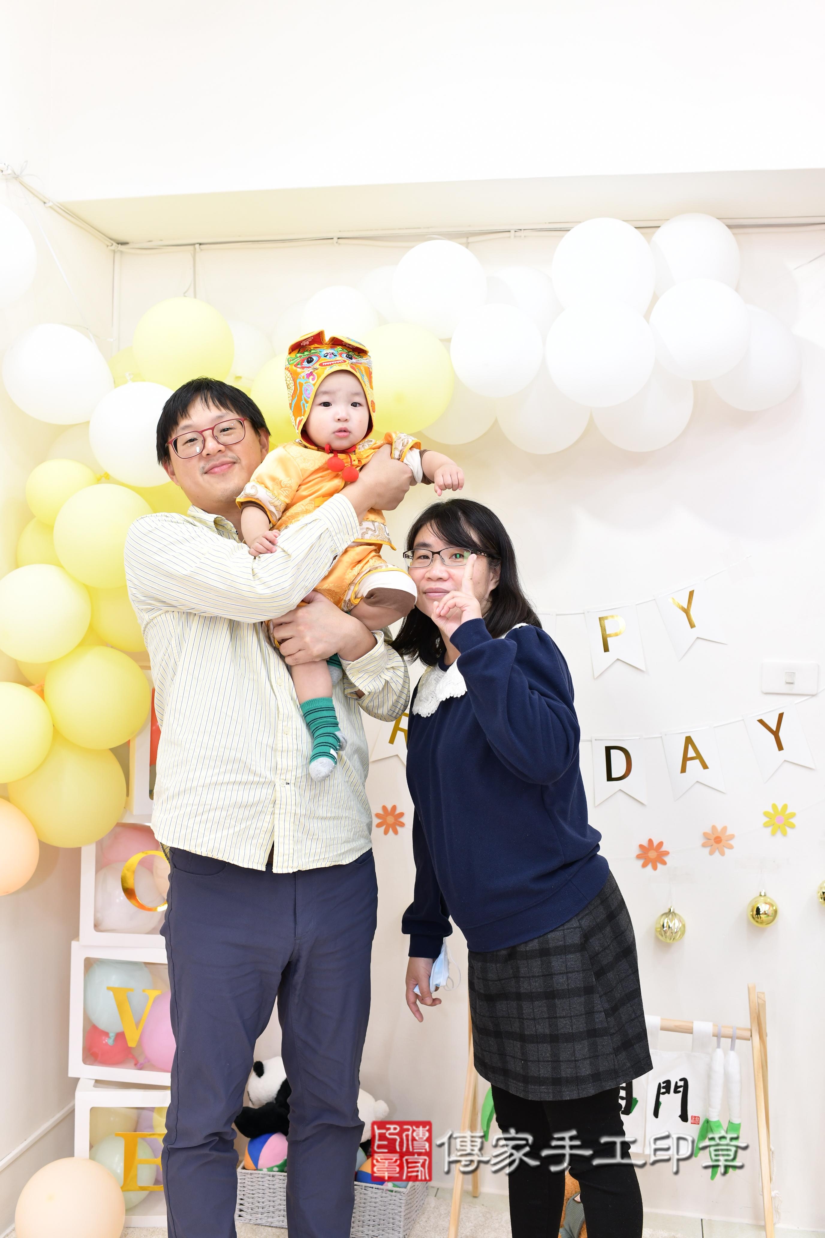 傳家手工印章高雄店、抓周、度脺、美式風會場、傳家嬰兒古禮、吉祥話、抓周道具物品24種、拍照。抓周證書。寶寶抓周、滿周歲、生日快樂、祝福