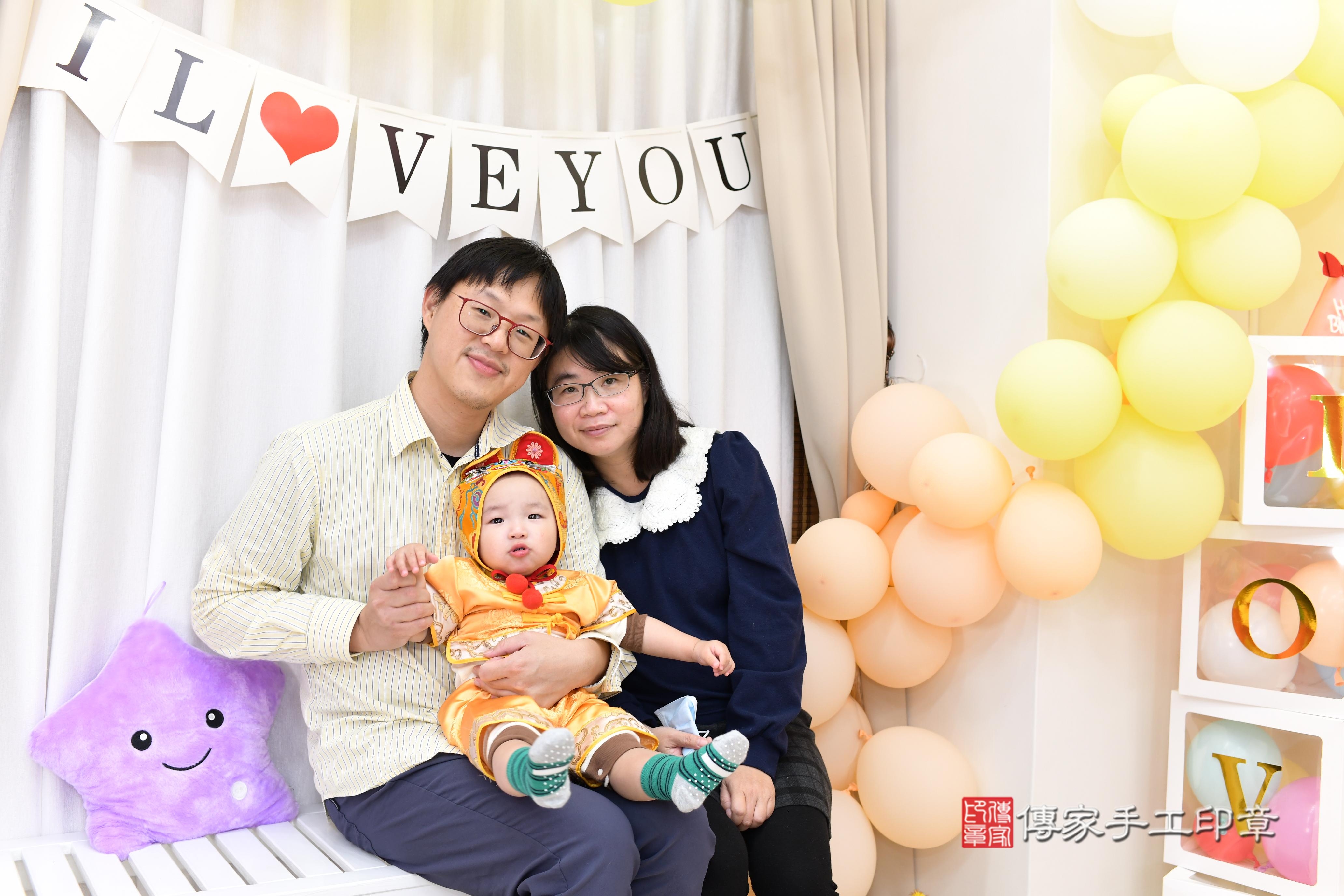 傳家手工印章高雄店、抓周、度脺、美式風會場、傳家嬰兒古禮、吉祥話、抓周道具物品24種、拍照。抓周證書。寶寶抓周、滿周歲、生日快樂、祝福