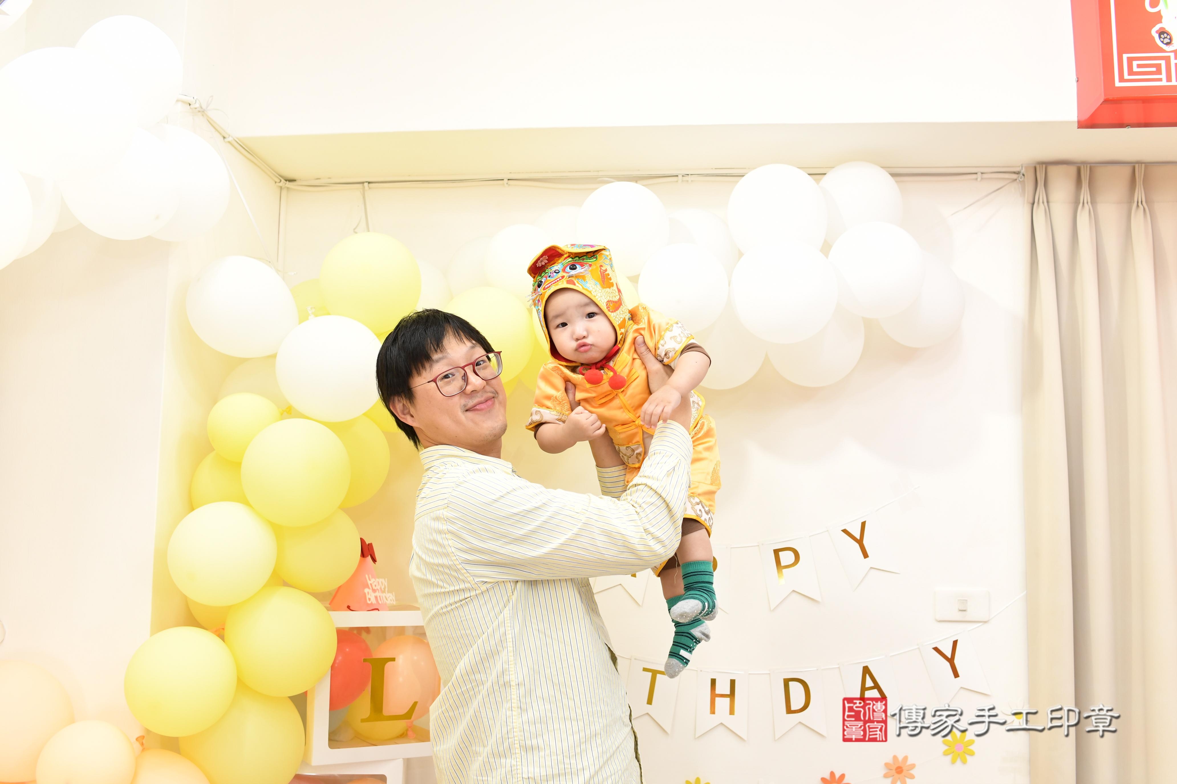 傳家手工印章高雄店、抓周、度脺、美式風會場、傳家嬰兒古禮、吉祥話、抓周道具物品24種、拍照。抓周證書。寶寶抓周、滿周歲、生日快樂、祝福