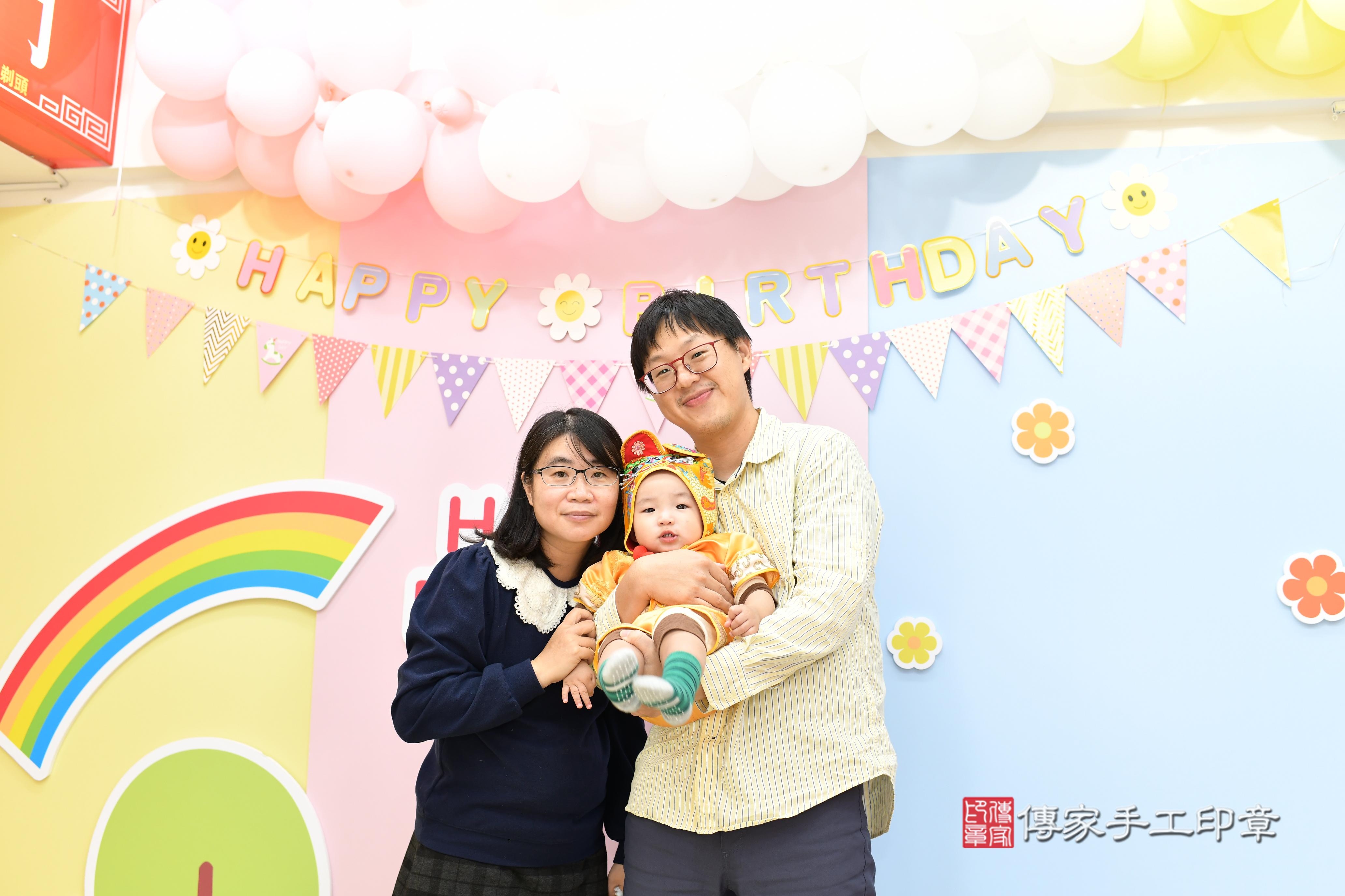 傳家手工印章高雄店、抓周、度脺、美式風會場、傳家嬰兒古禮、吉祥話、抓周道具物品24種、拍照。抓周證書。寶寶抓周、滿周歲、生日快樂、祝福