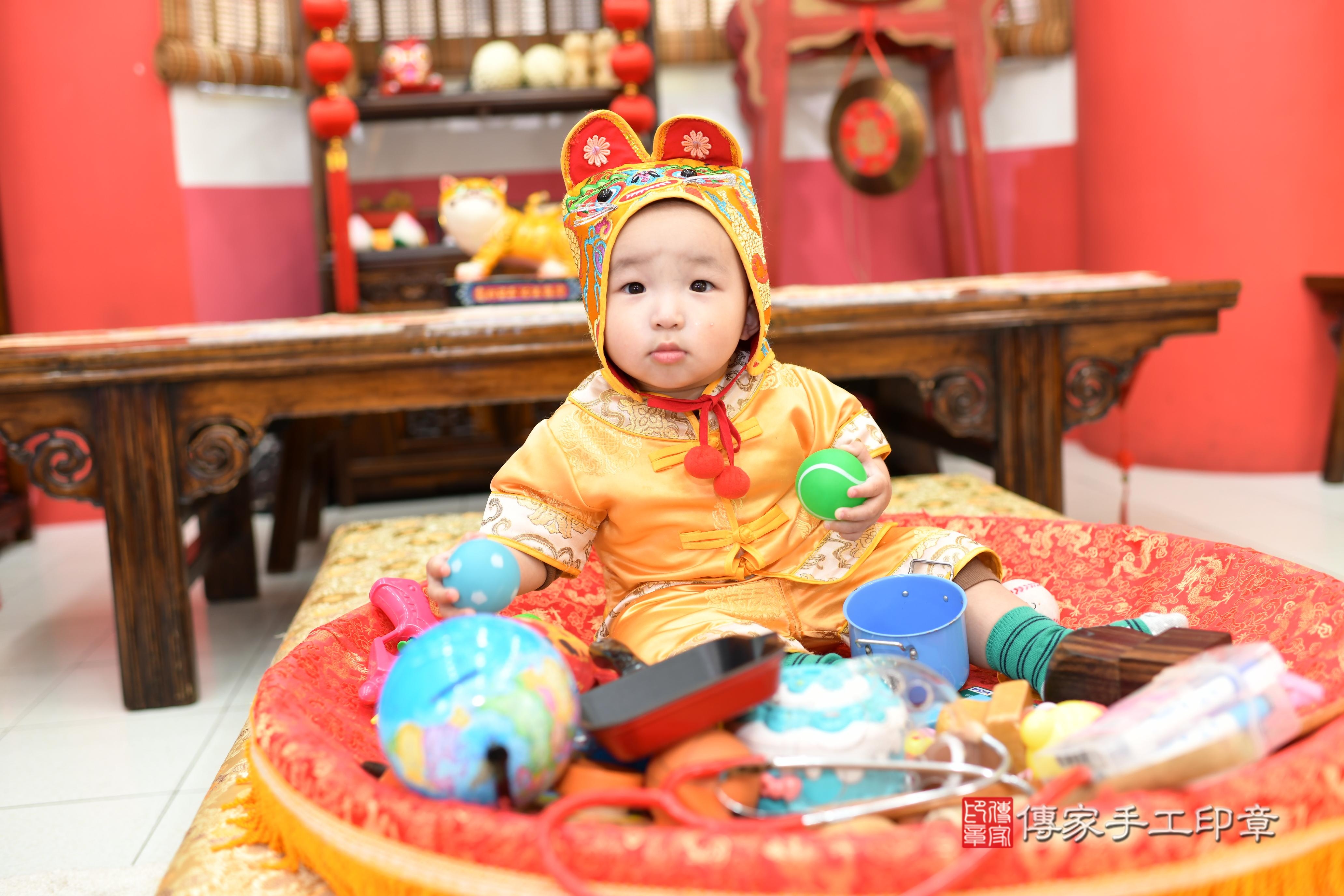 傳家手工印章高雄店、抓周、度脺、美式風會場、傳家嬰兒古禮、吉祥話、抓周道具物品24種、拍照。抓周證書。寶寶抓周、滿周歲、生日快樂、祝福