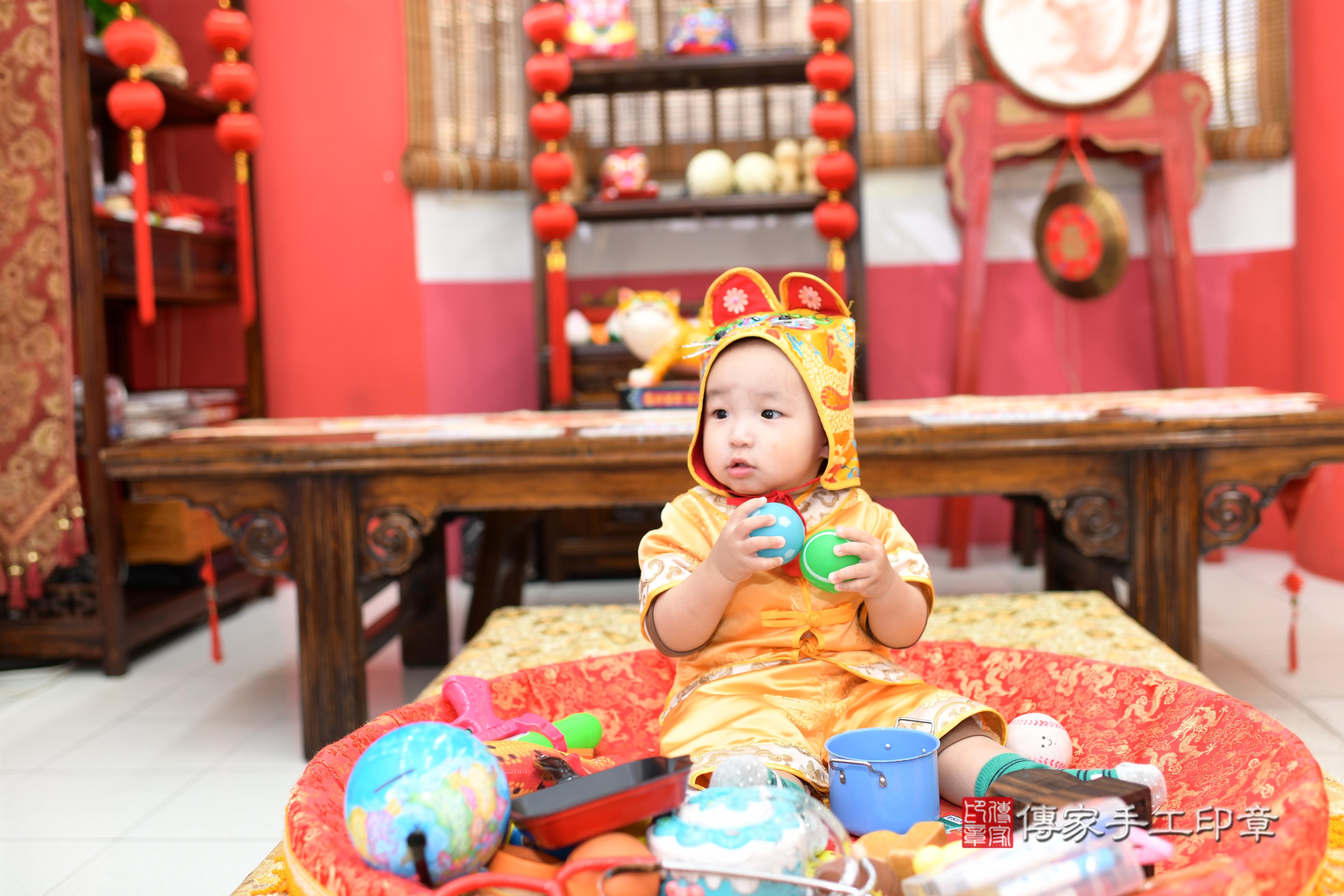 傳家手工印章高雄店、抓周、度脺、美式風會場、傳家嬰兒古禮、吉祥話、抓周道具物品24種、拍照。抓周證書。寶寶抓周、滿周歲、生日快樂、祝福