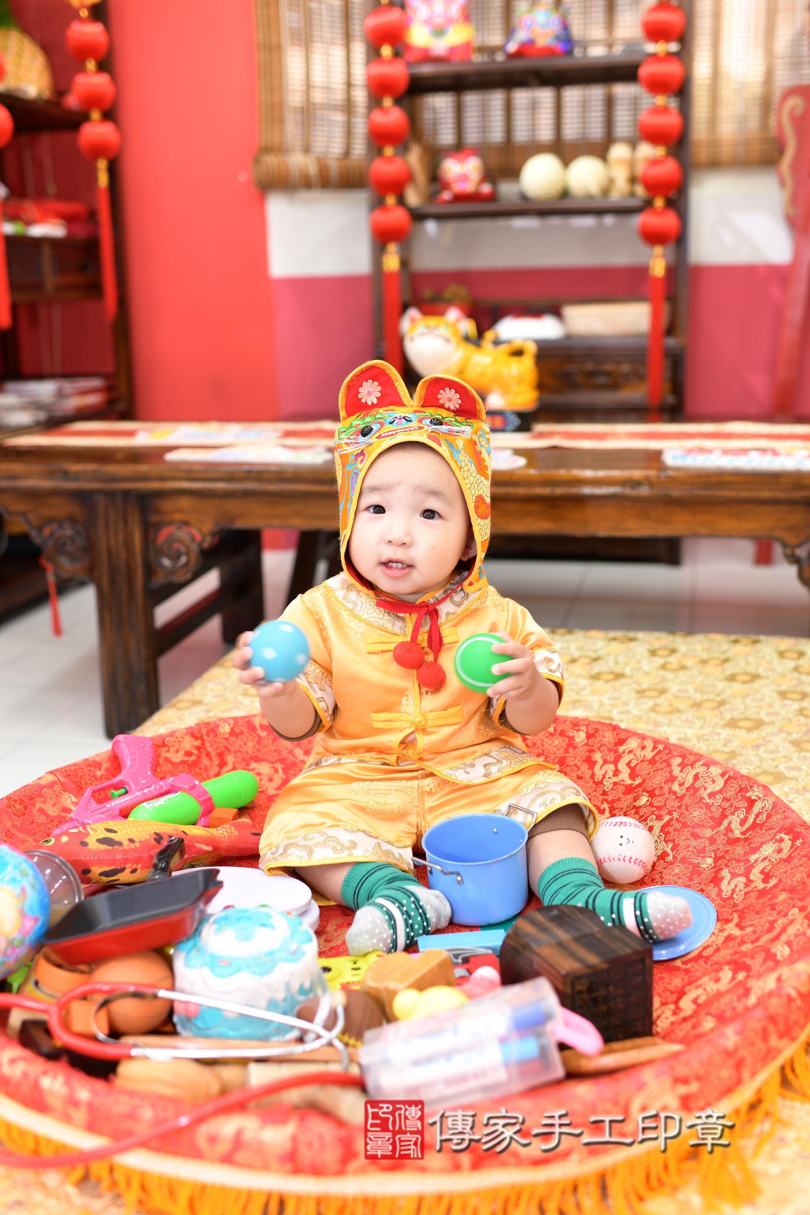 傳家手工印章高雄店、抓周、度脺、美式風會場、傳家嬰兒古禮、吉祥話、抓周道具物品24種、拍照。抓周證書。寶寶抓周、滿周歲、生日快樂、祝福