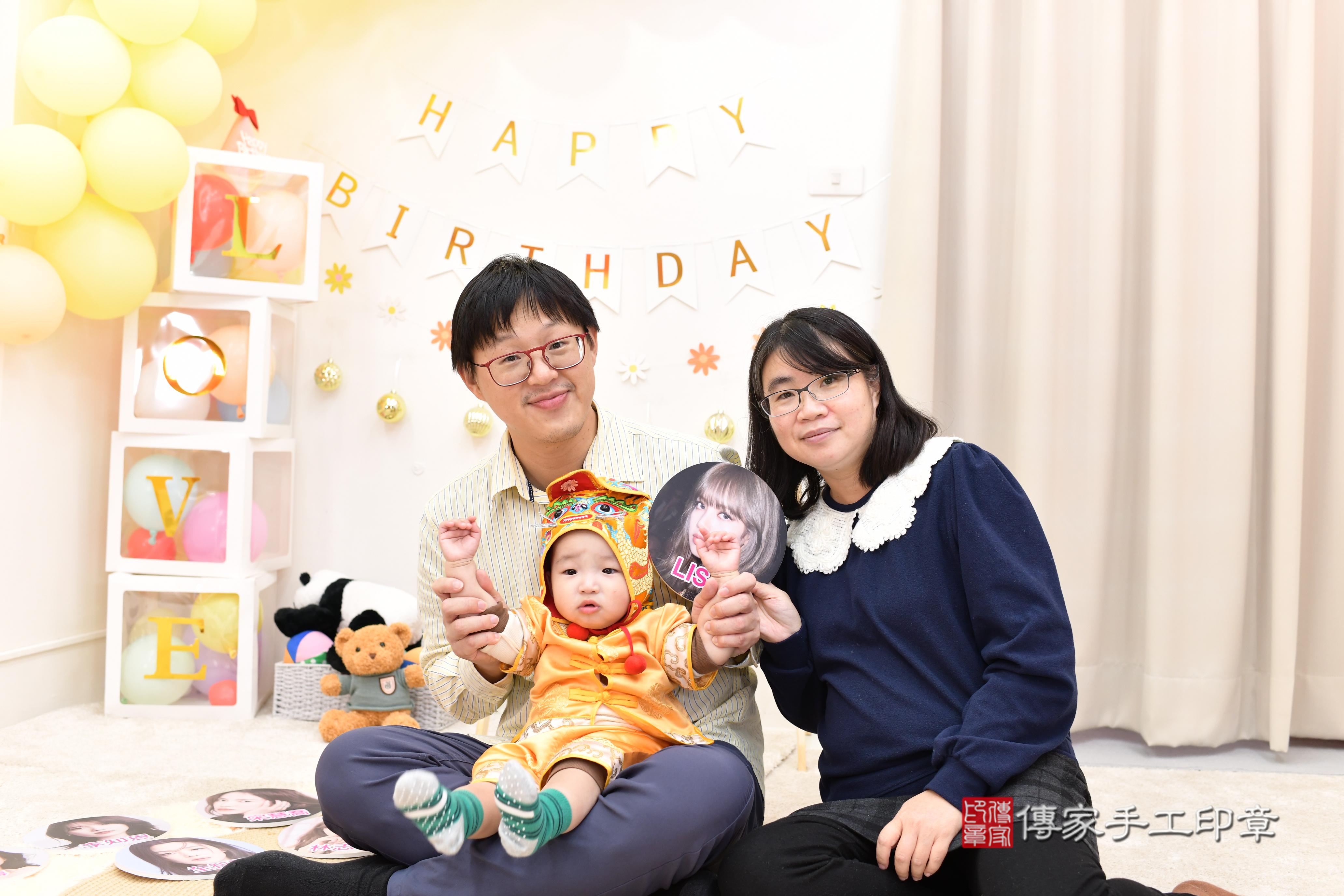 傳家手工印章高雄店、抓周、度脺、美式風會場、傳家嬰兒古禮、吉祥話、抓周道具物品24種、拍照。抓周證書。寶寶抓周、滿周歲、生日快樂、祝福