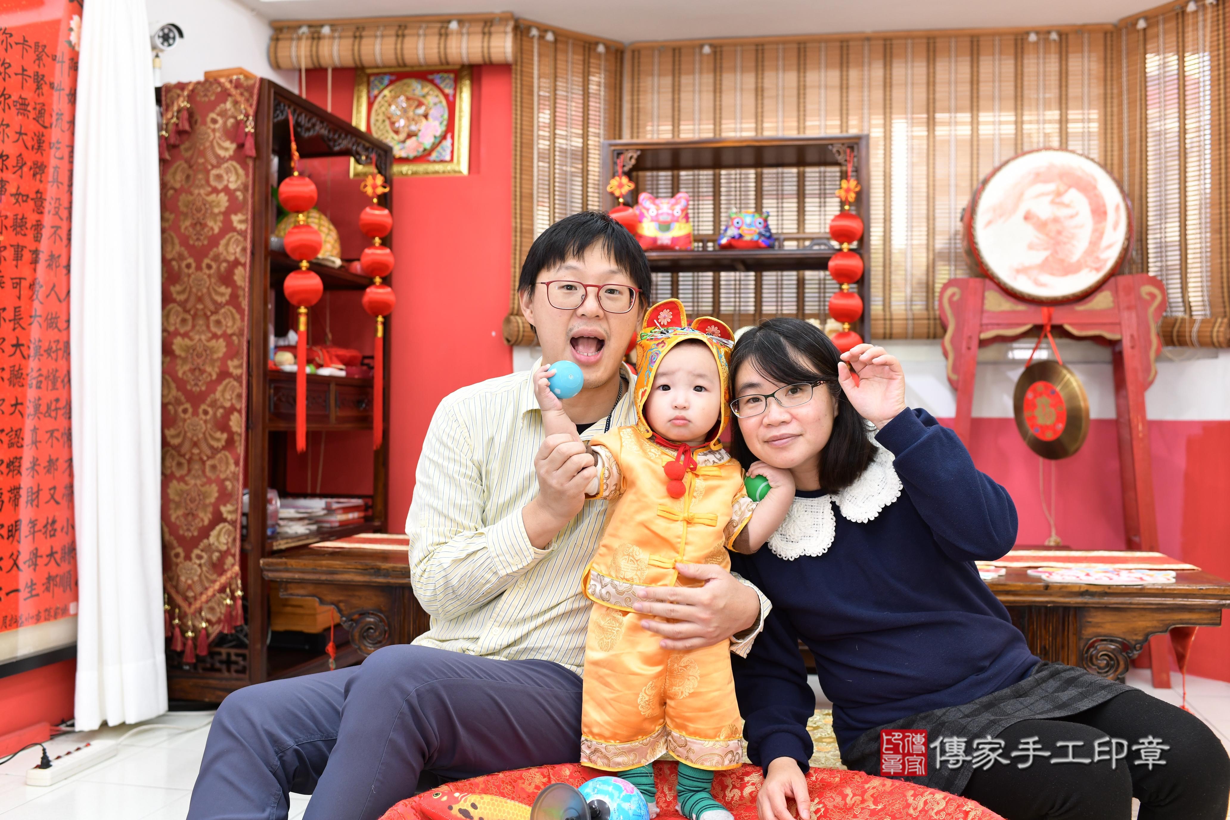 傳家手工印章高雄店、抓周、度脺、美式風會場、傳家嬰兒古禮、吉祥話、抓周道具物品24種、拍照。抓周證書。寶寶抓周、滿周歲、生日快樂、祝福