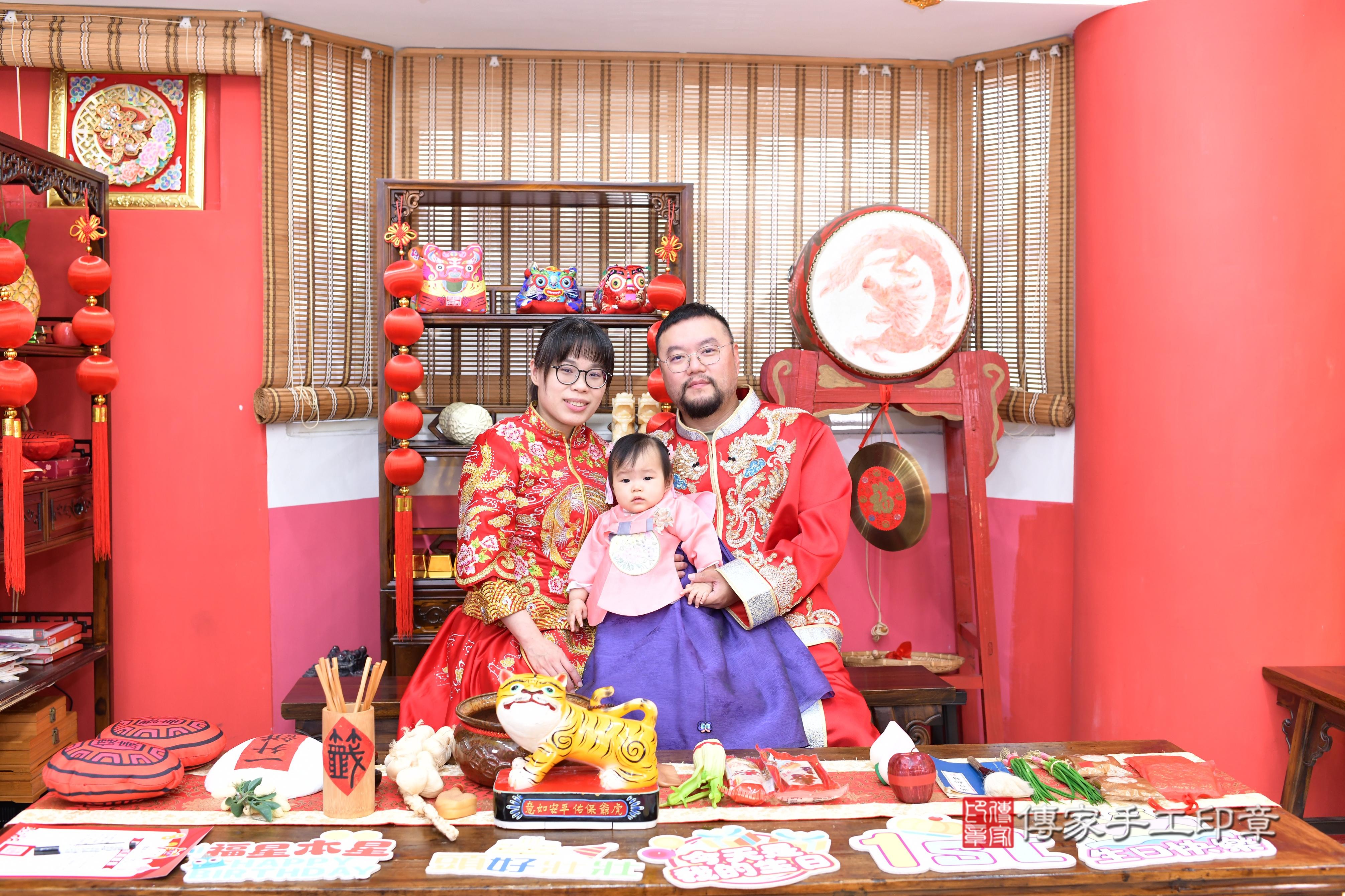 傳家手工印章高雄店、抓周、度脺、美式風會場、傳家嬰兒古禮、吉祥話、抓周道具物品24種、拍照。抓周證書。寶寶抓周、滿周歲、生日快樂、祝福