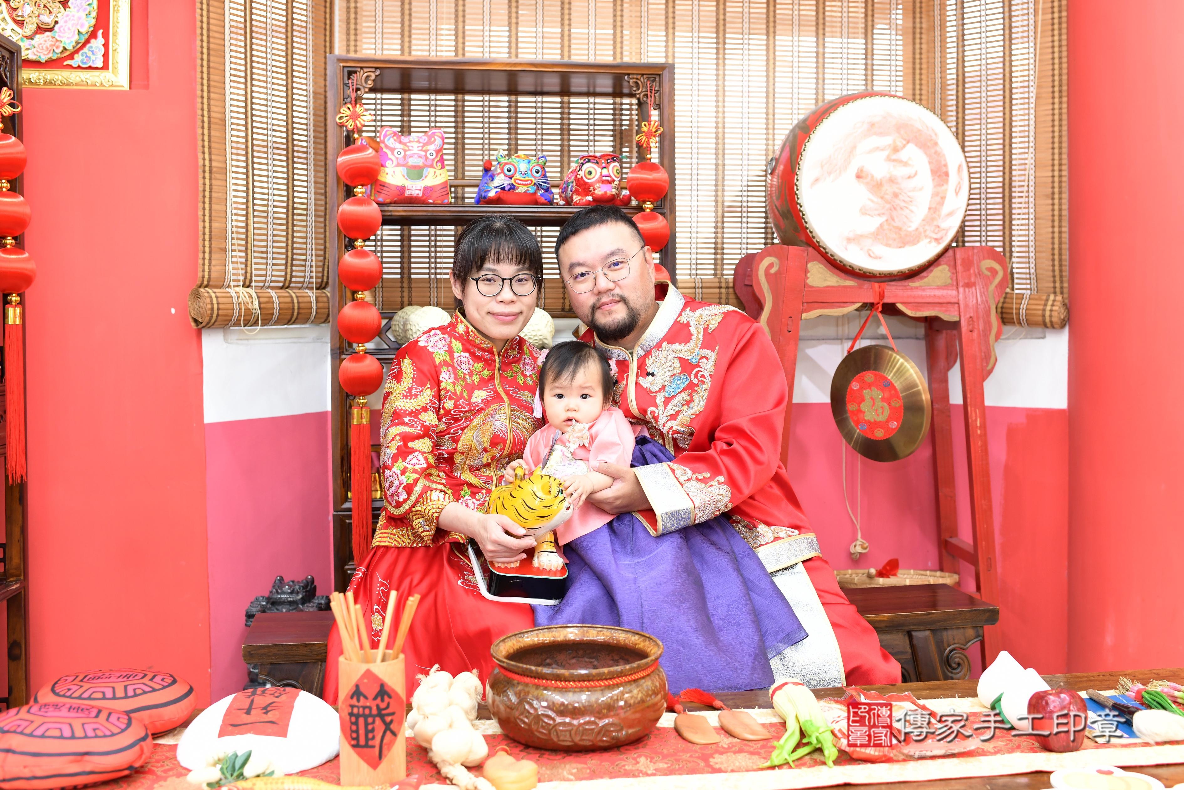 傳家手工印章高雄店、抓周、度脺、美式風會場、傳家嬰兒古禮、吉祥話、抓周道具物品24種、拍照。抓周證書。寶寶抓周、滿周歲、生日快樂、祝福