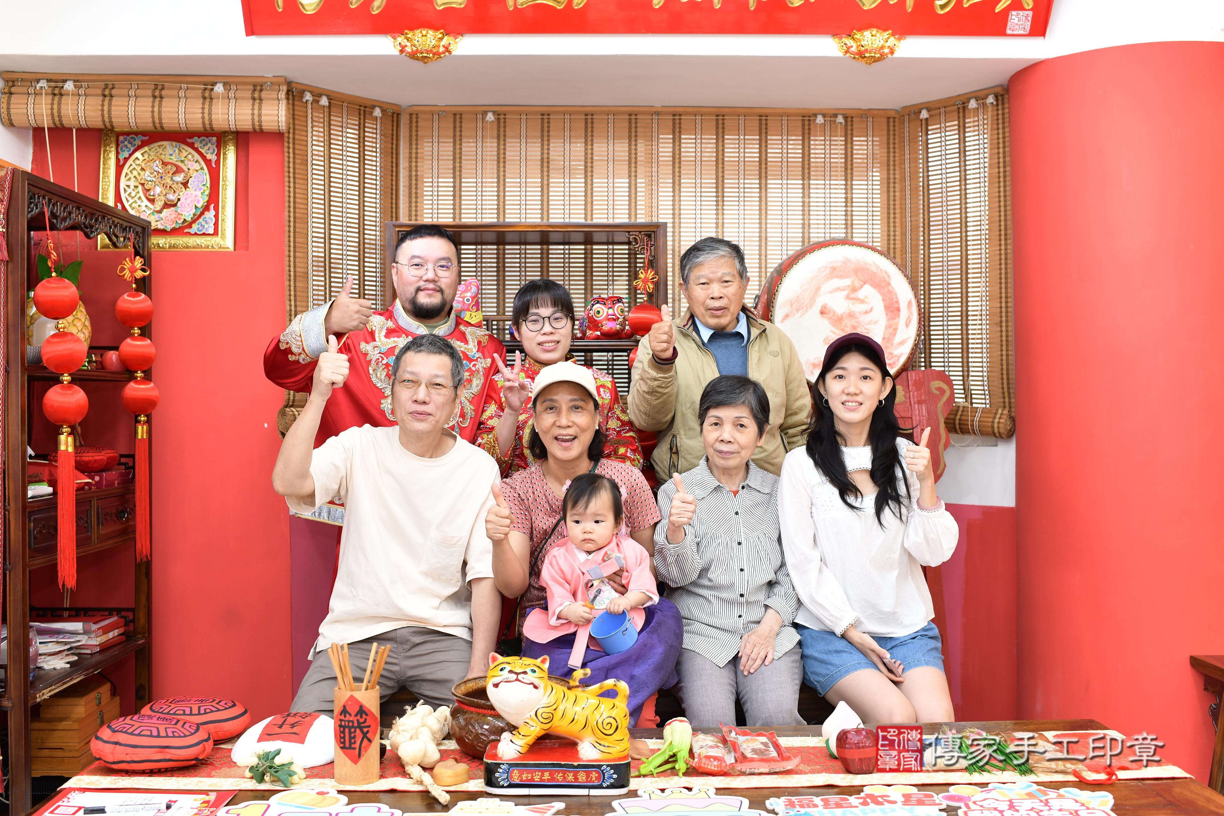 傳家手工印章高雄店、抓周、度脺、美式風會場、傳家嬰兒古禮、吉祥話、抓周道具物品24種、拍照。抓周證書。寶寶抓周、滿周歲、生日快樂、祝福