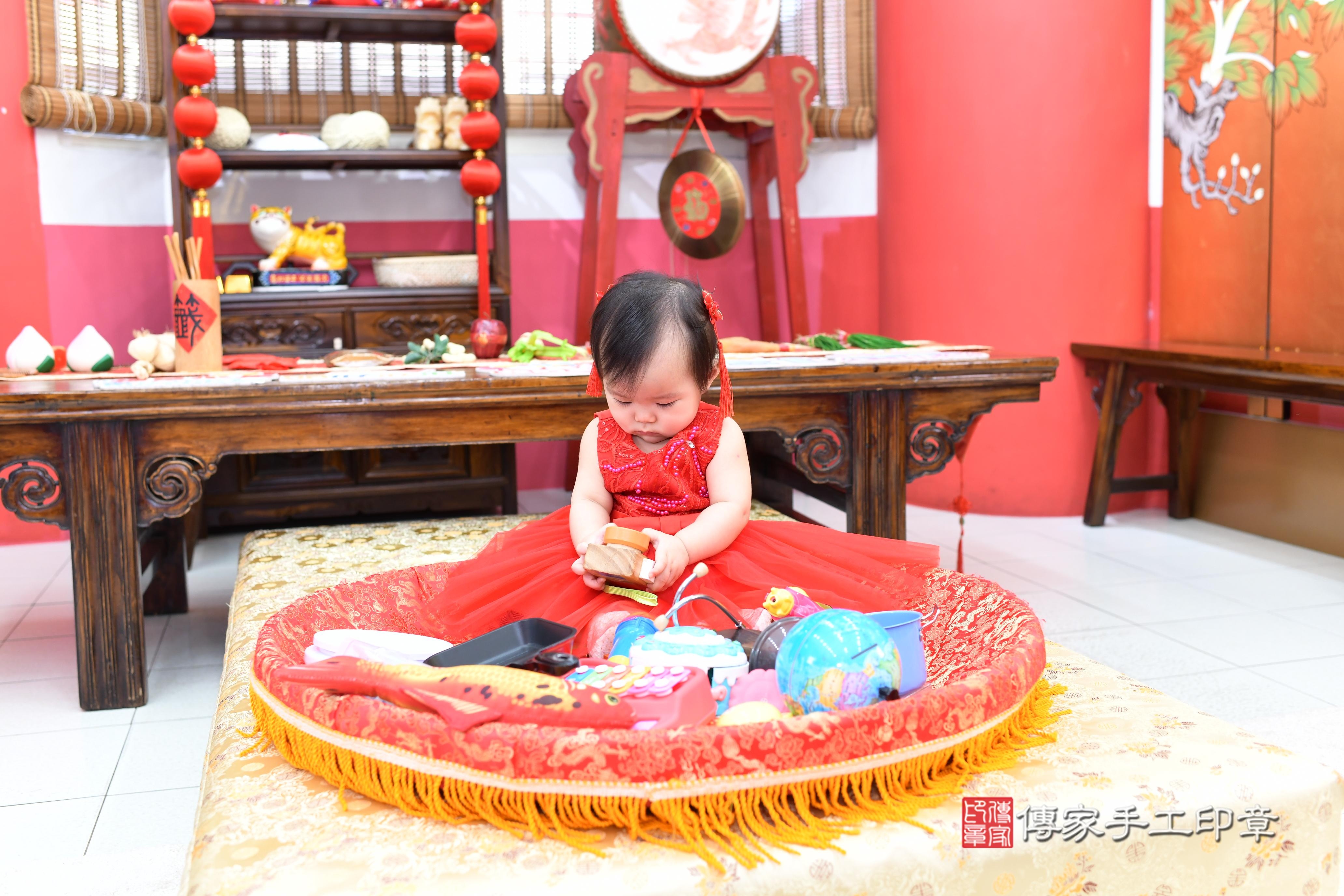 傳家手工印章高雄店、抓周、度脺、美式風會場、傳家嬰兒古禮、吉祥話、抓周道具物品24種、拍照。抓周證書。寶寶抓周、滿周歲、生日快樂、祝福