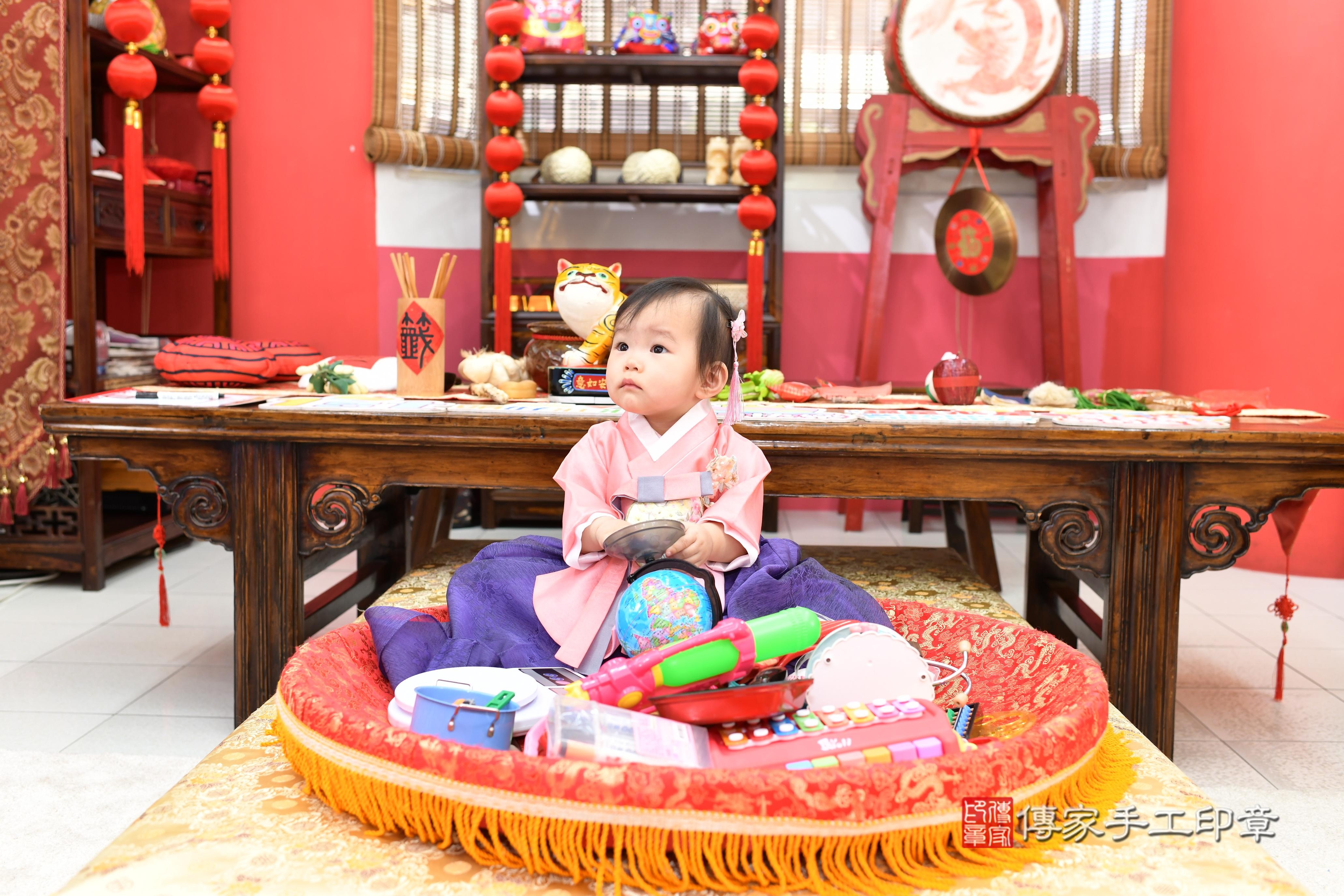 傳家手工印章高雄店、抓周、度脺、美式風會場、傳家嬰兒古禮、吉祥話、抓周道具物品24種、拍照。抓周證書。寶寶抓周、滿周歲、生日快樂、祝福