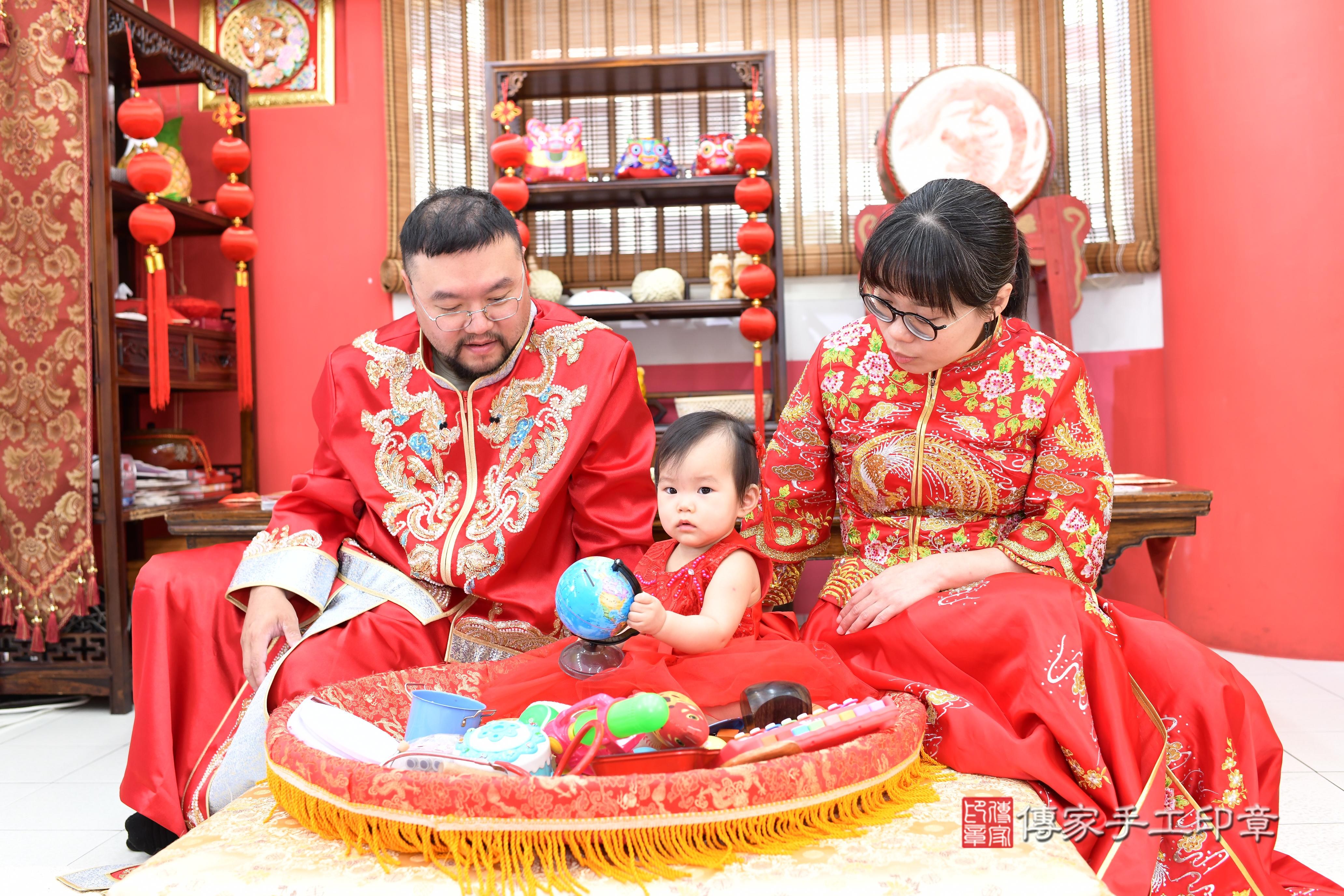 傳家手工印章高雄店、抓周、度脺、美式風會場、傳家嬰兒古禮、吉祥話、抓周道具物品24種、拍照。抓周證書。寶寶抓周、滿周歲、生日快樂、祝福