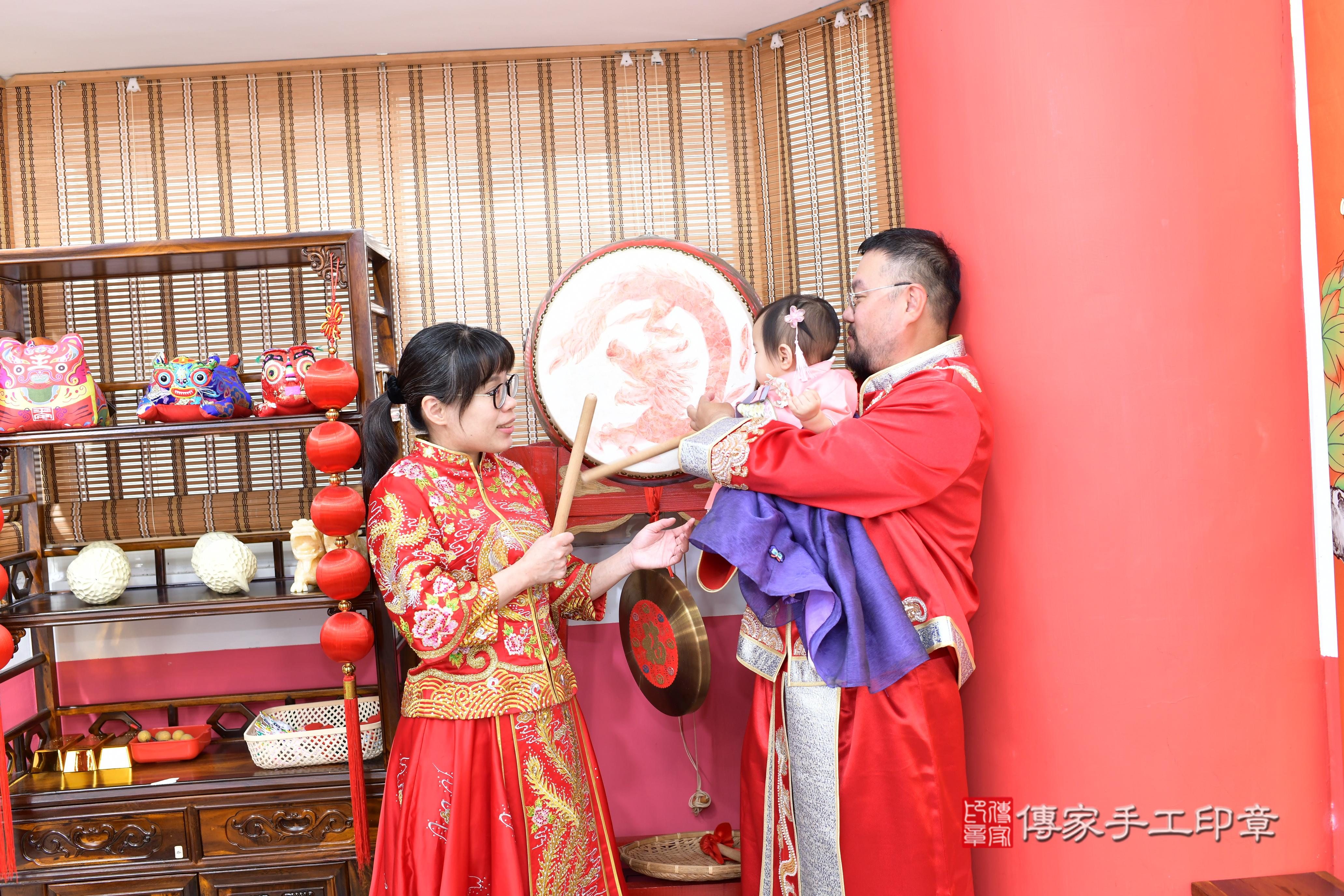 傳家手工印章高雄店、抓周、度脺、美式風會場、傳家嬰兒古禮、吉祥話、抓周道具物品24種、拍照。抓周證書。寶寶抓周、滿周歲、生日快樂、祝福