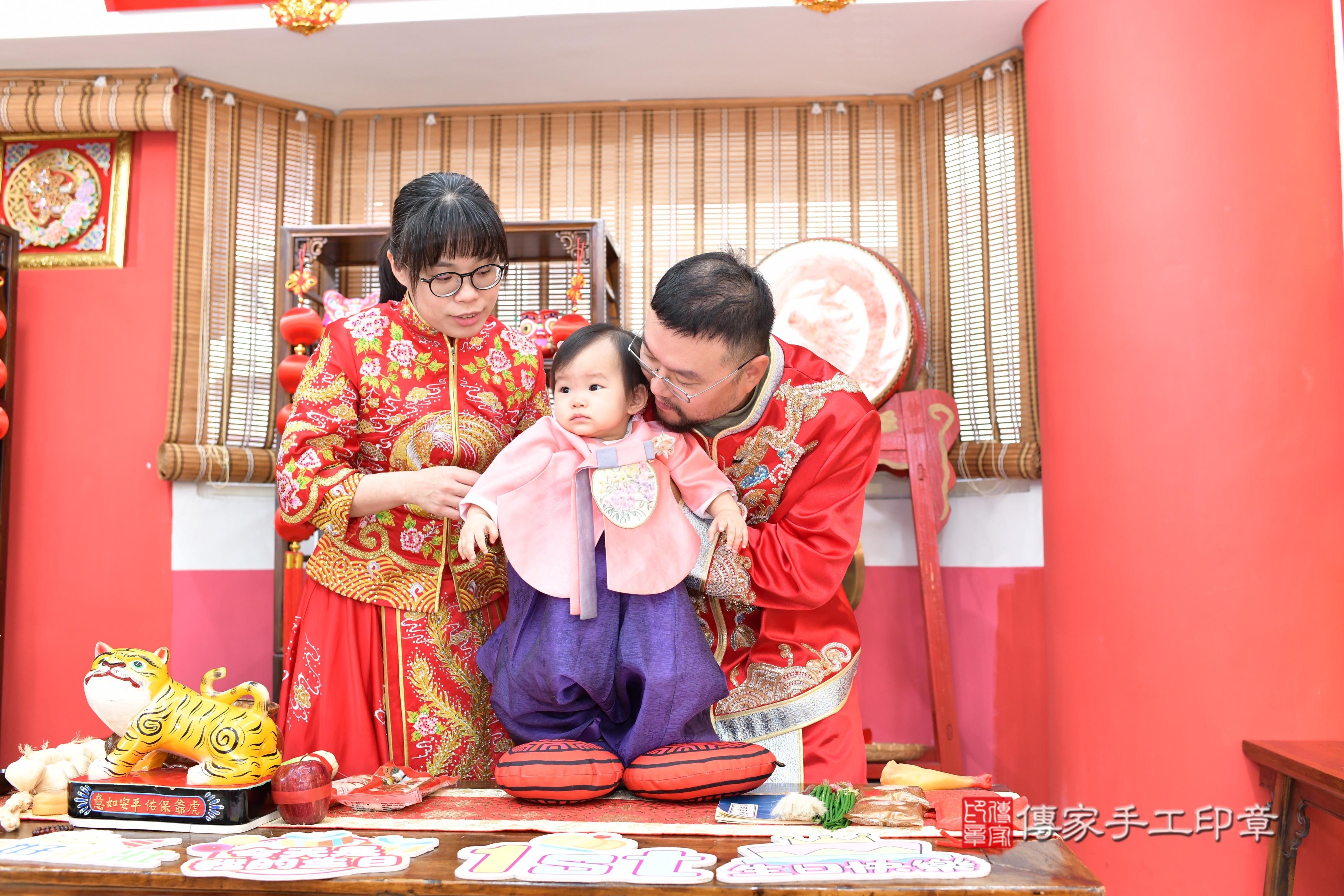 傳家手工印章高雄店、抓周、度脺、美式風會場、傳家嬰兒古禮、吉祥話、抓周道具物品24種、拍照。抓周證書。寶寶抓周、滿周歲、生日快樂、祝福